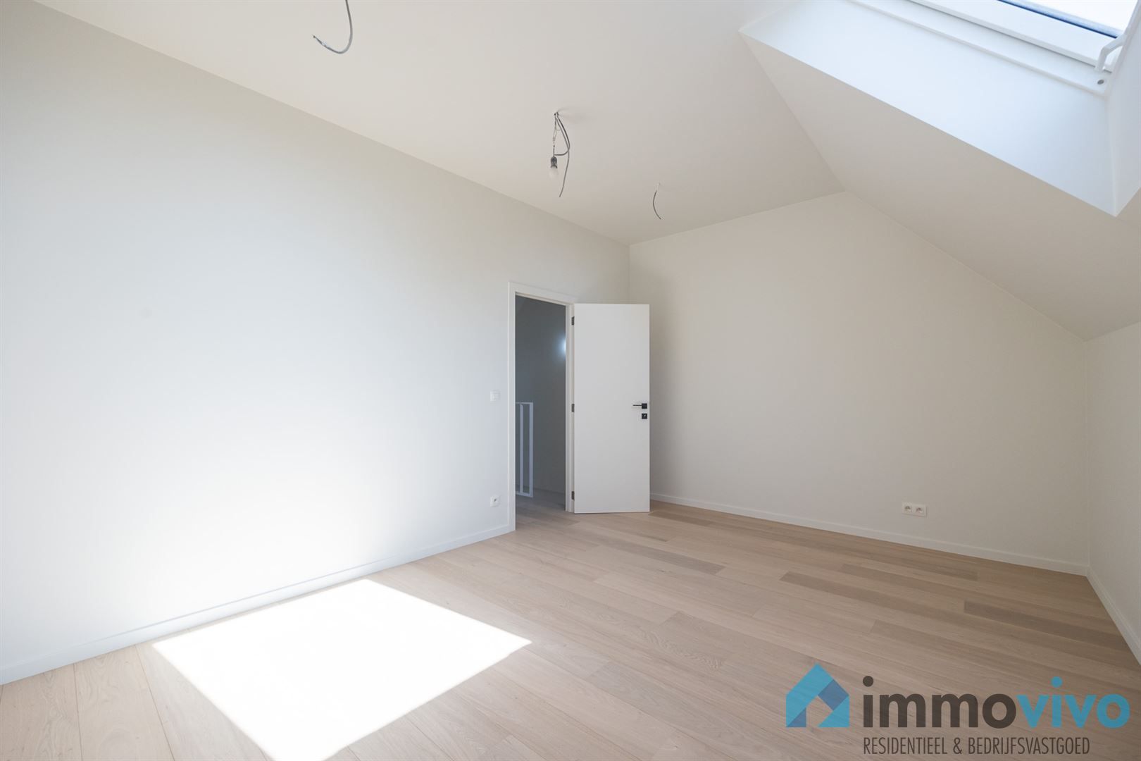 Volledig gerenoveerde woning met vier slaapkamers, twee badkamers en stadstuin foto 17