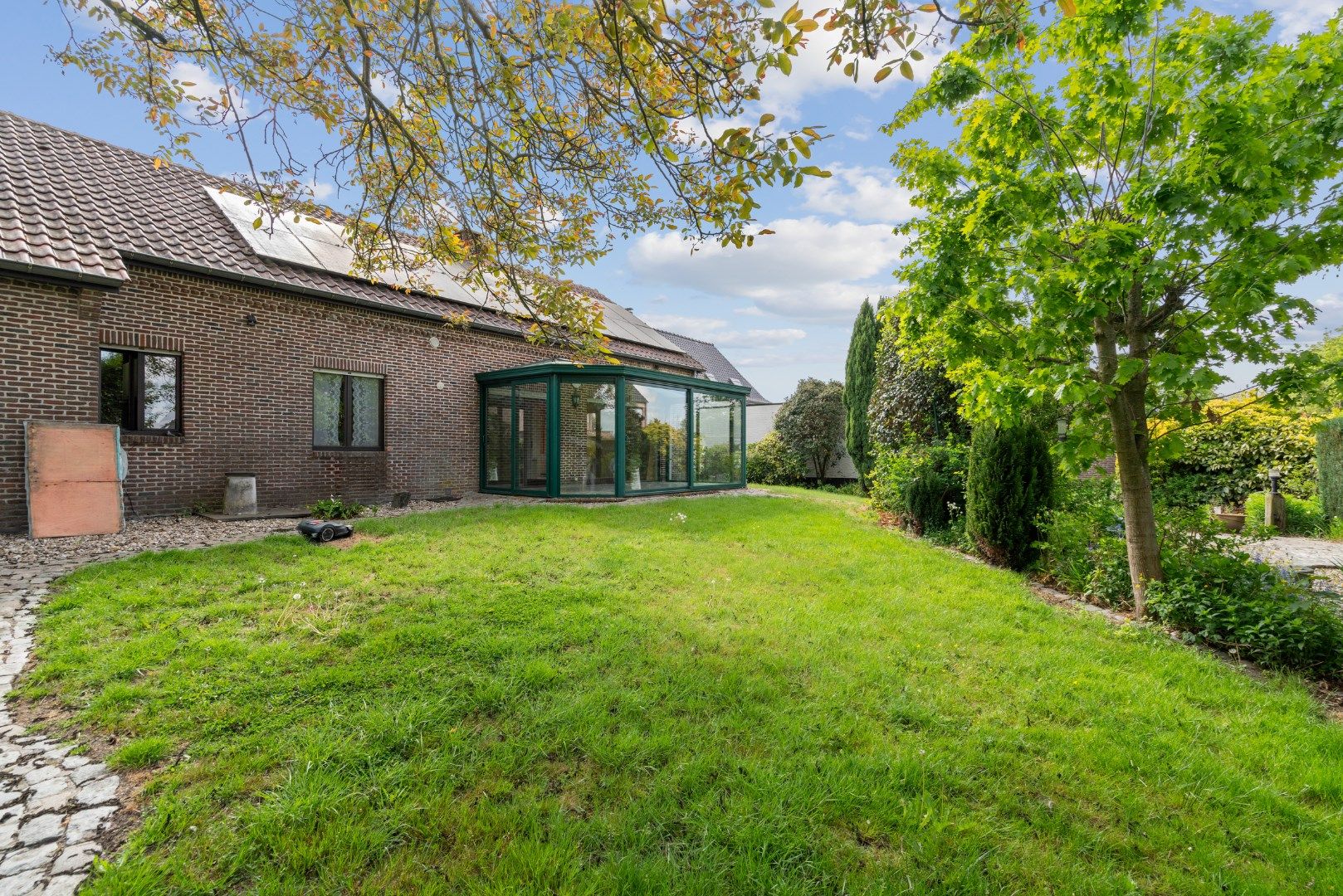 Te koop te Moerbeke – Ruime open bebouwing met 3 slaapkamers, open zolder, tuin en garage foto 2