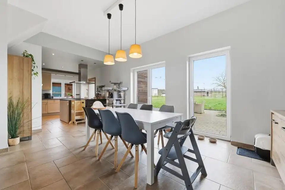 KNAP GERENOVEERDE GEZINSWONING MET 3 SLKS, TUIN EN CARPORT IN JEUK foto 9