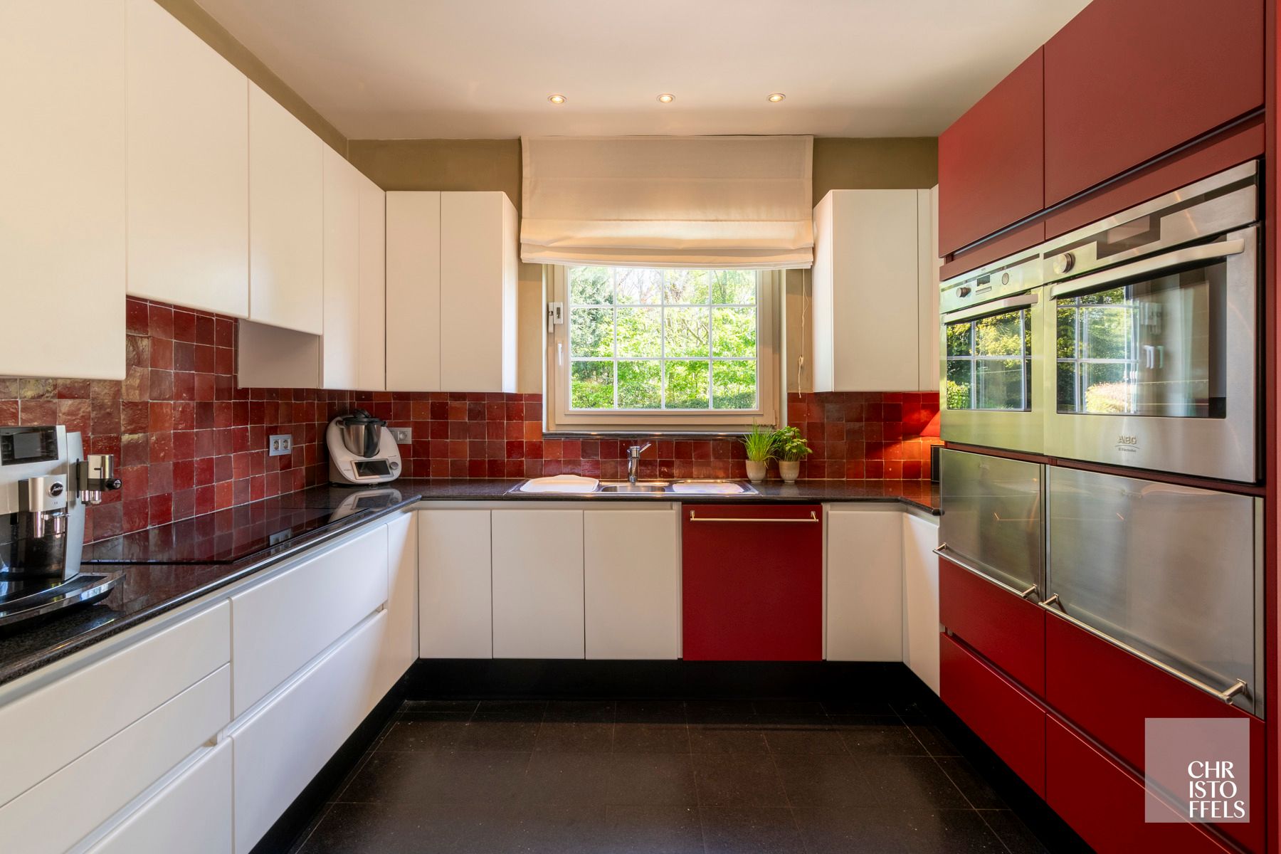 Zuiderse villa met zwembad in een rustige straat, op een perceel van 16a93ca! foto 6