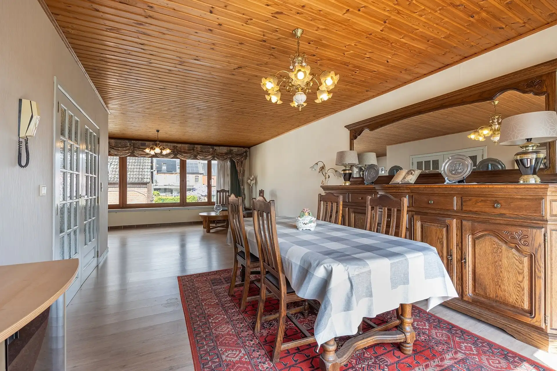 Op te frissen bel-étage woning met 3 slaapkamers en grote garage & tuin foto 6