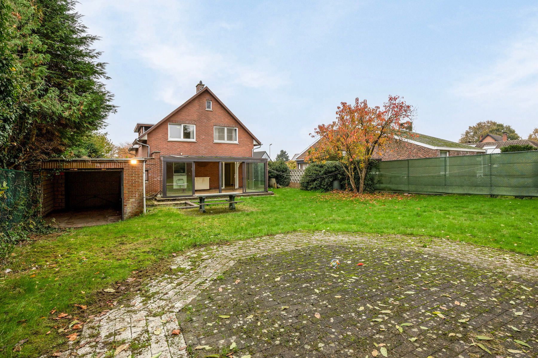 Ruime te renoveren gezinswoning met 4 slaapkamers en tuin foto 27