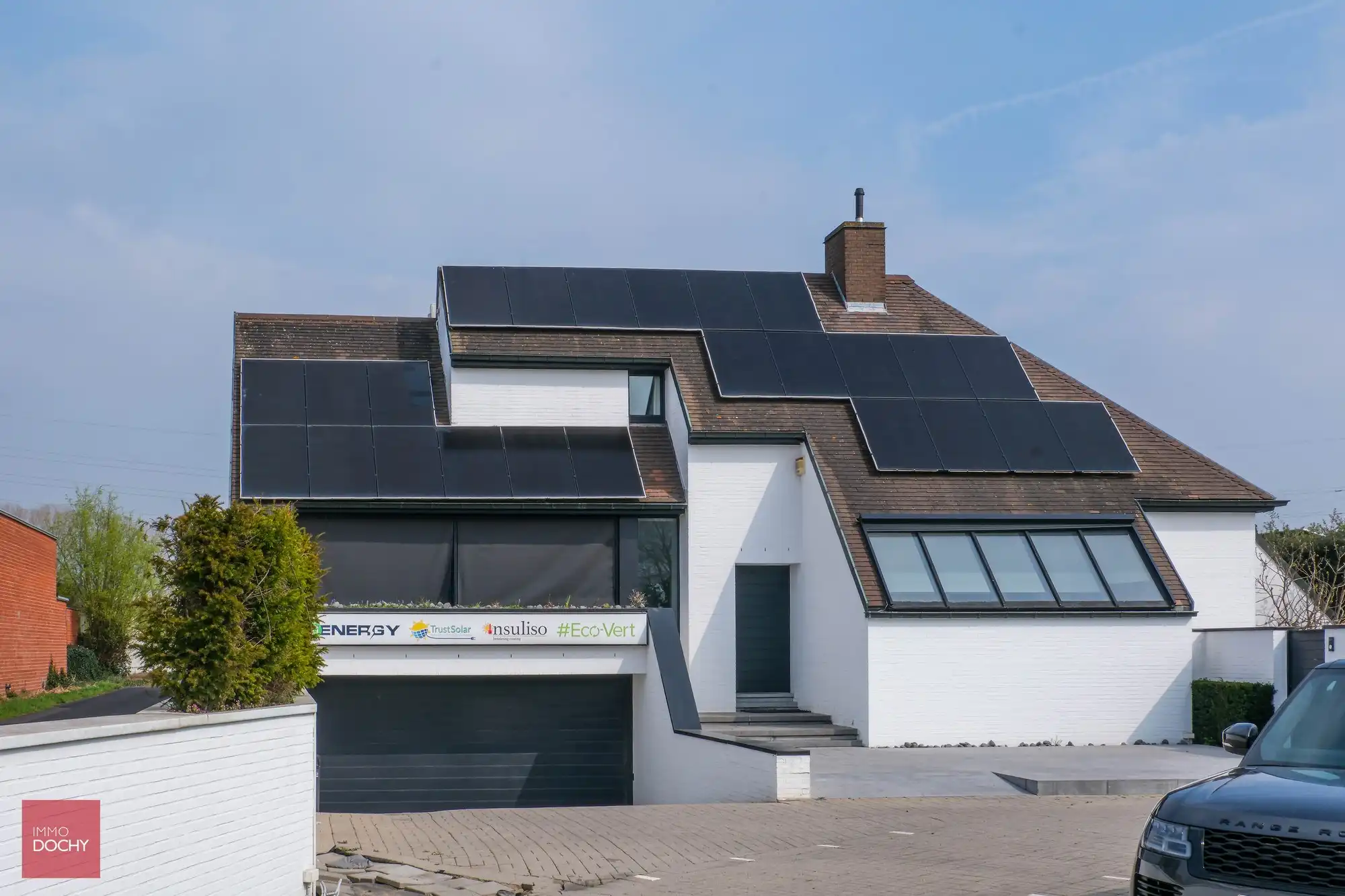 Commercieel gelegen kantoorcomplex met privé-woonst (villa) foto {{pictureIndex}}