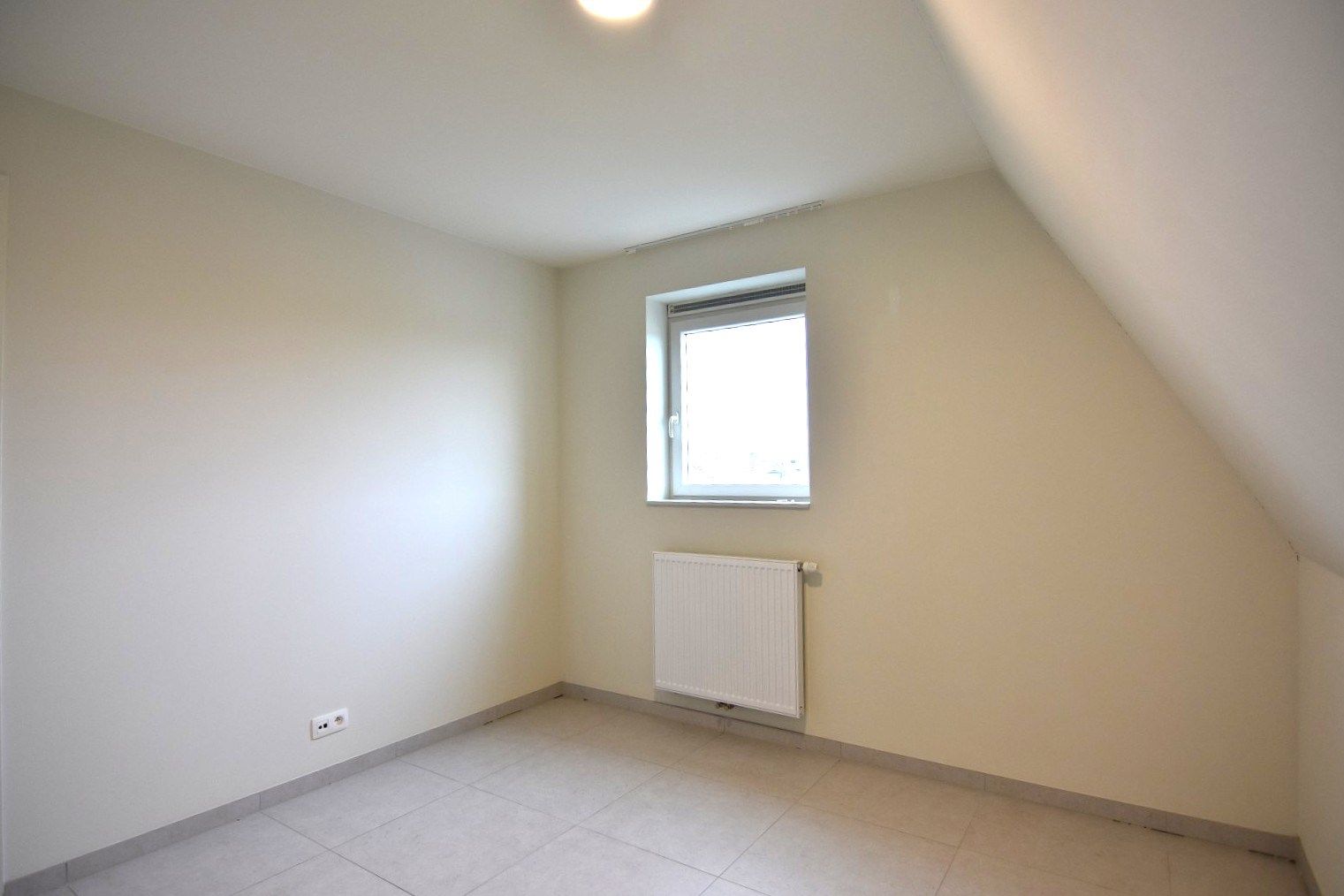 Lichtrijk 2-slpk appartement met privé parking nabij Rumbeke foto 18