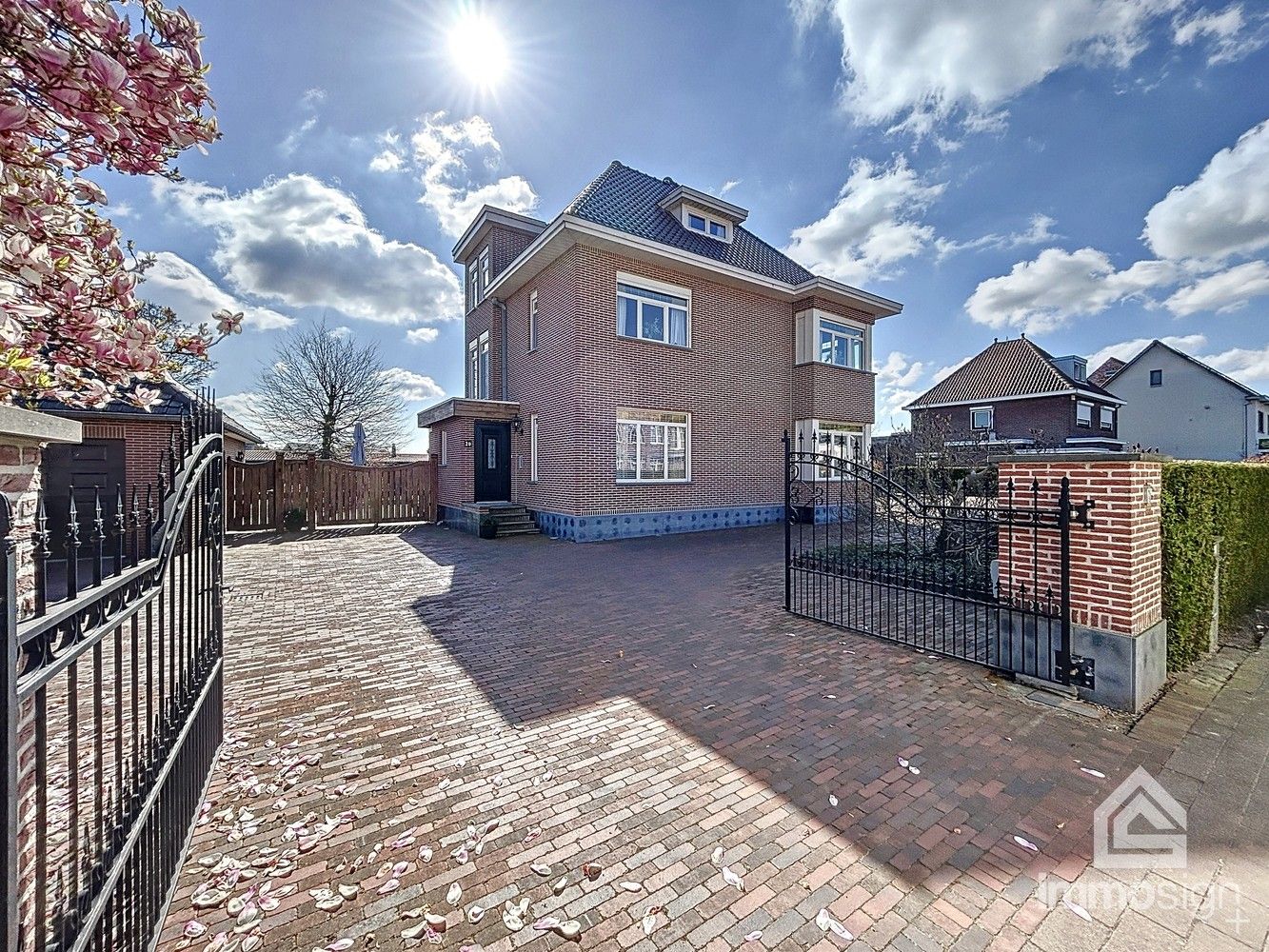 Exclusieve woning voorzien van dubbele garage en bedrijfshal op de Nederlandse grens foto {{pictureIndex}}