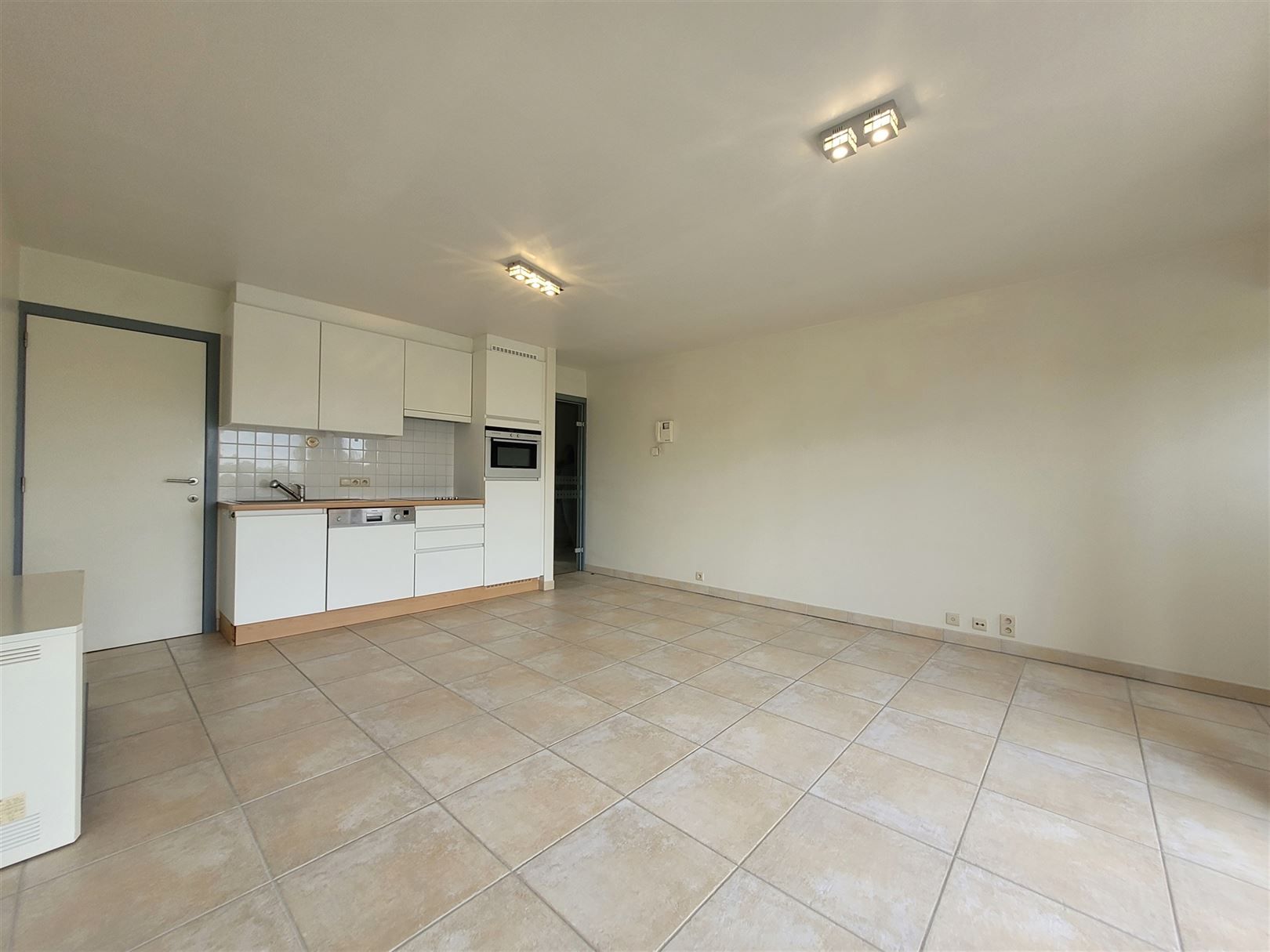 Ongemeubeld 2-slaapkamerappartement met garage foto 7