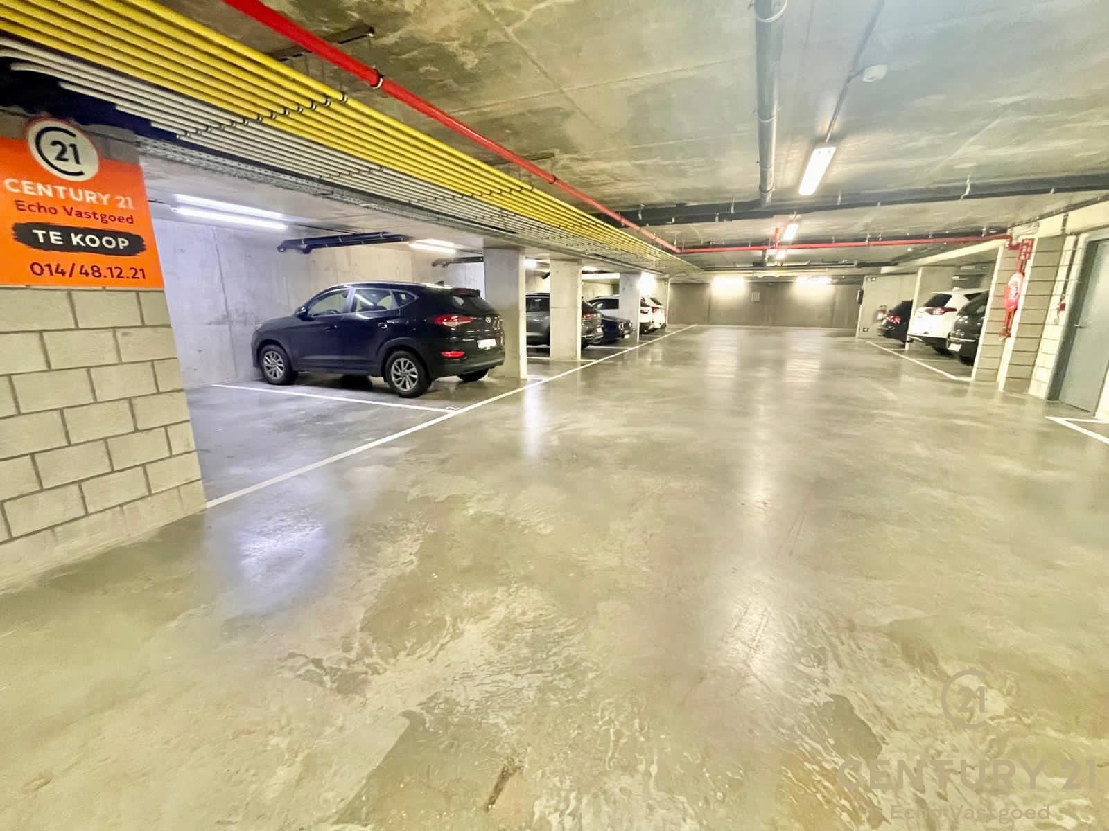 Ruime Autostaanplaats in Recente, Afgesloten Parkeergarage foto 2