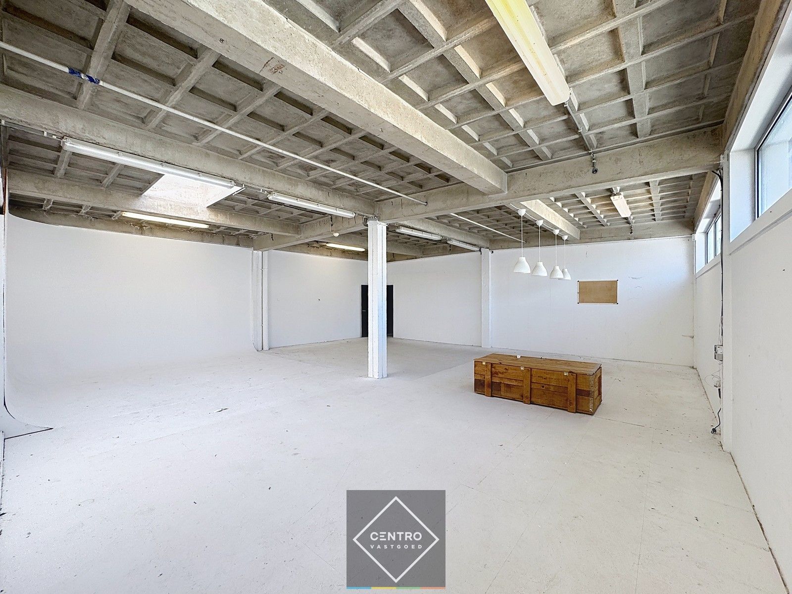 Instapklare POLYVALENTE RUIMTE (magazijn, atelier, kantoor, toonzaal) op EERSTE VERDIEPING op een boogscheut van Brugge (Centrum). foto 5