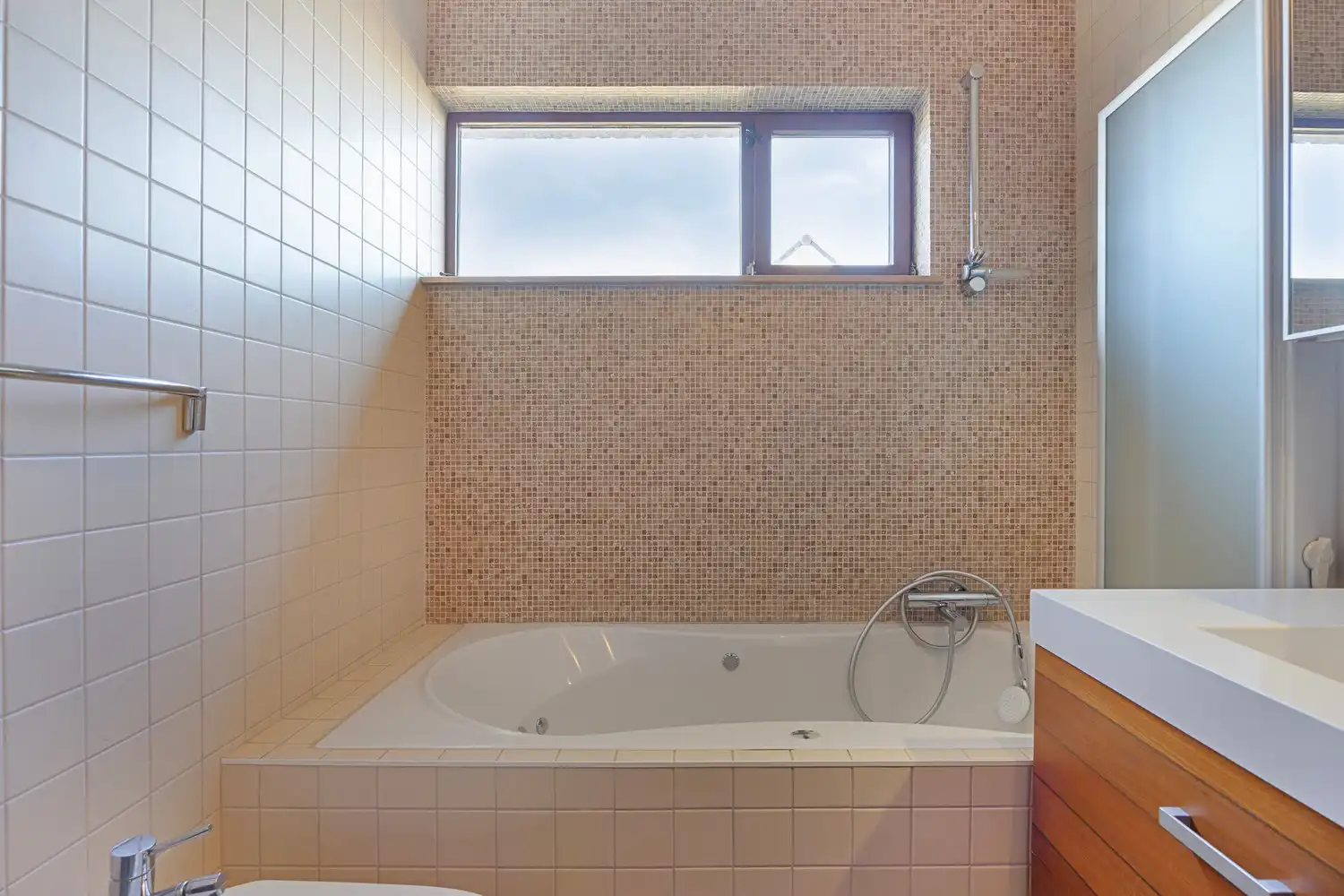 STIJLVOL KANTOOR MET UITSTEKENDE VISIBILITEIT EN BEREIKBAARHEID TE LUMMEN! foto 13