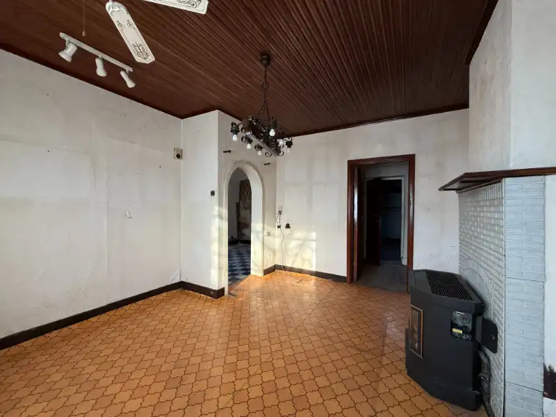 Te renoveren woning met oprit en garage in rustig straatje foto 6