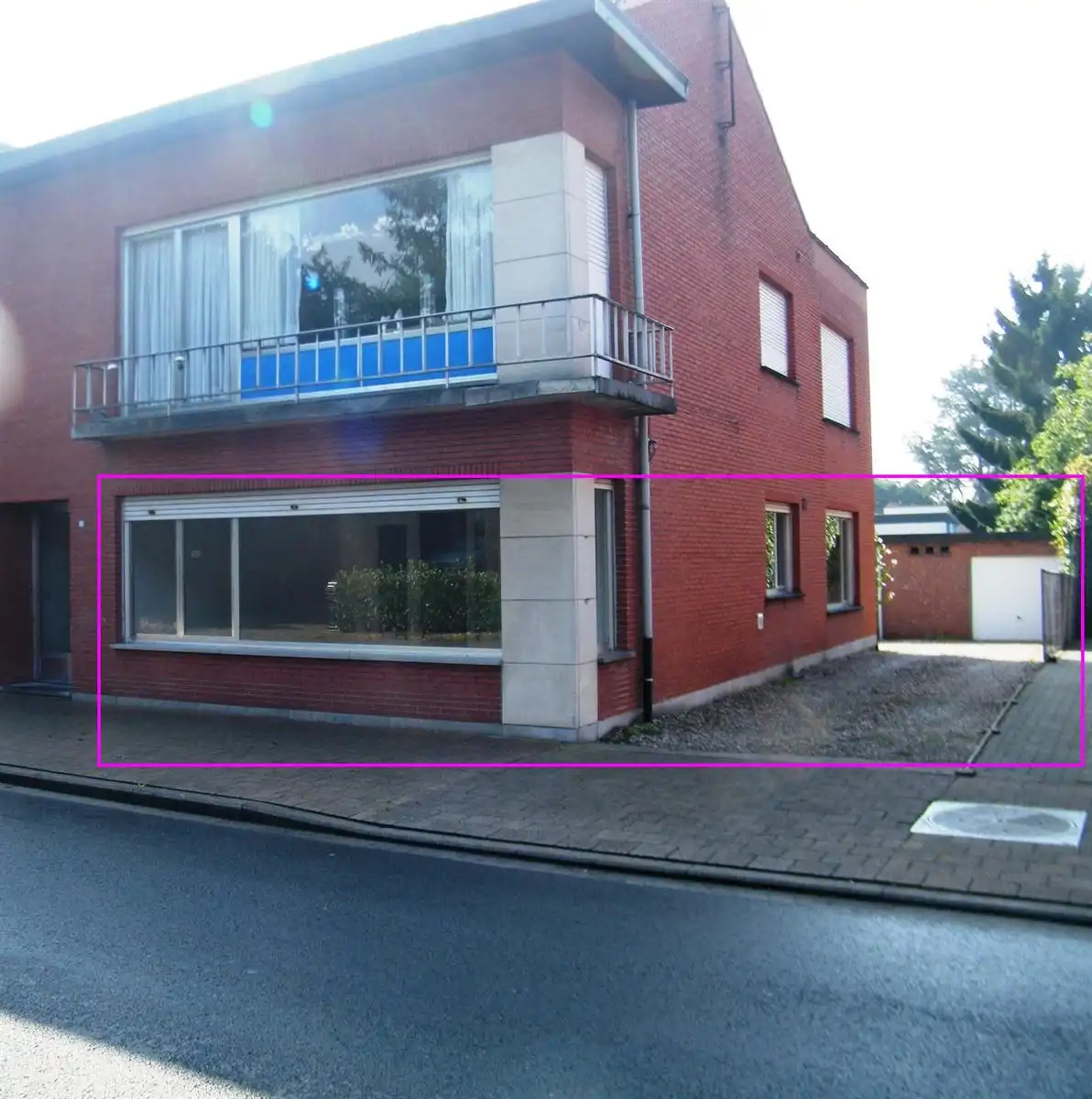 Gelijkvloers appartement met garage en terras. foto {{pictureIndex}}