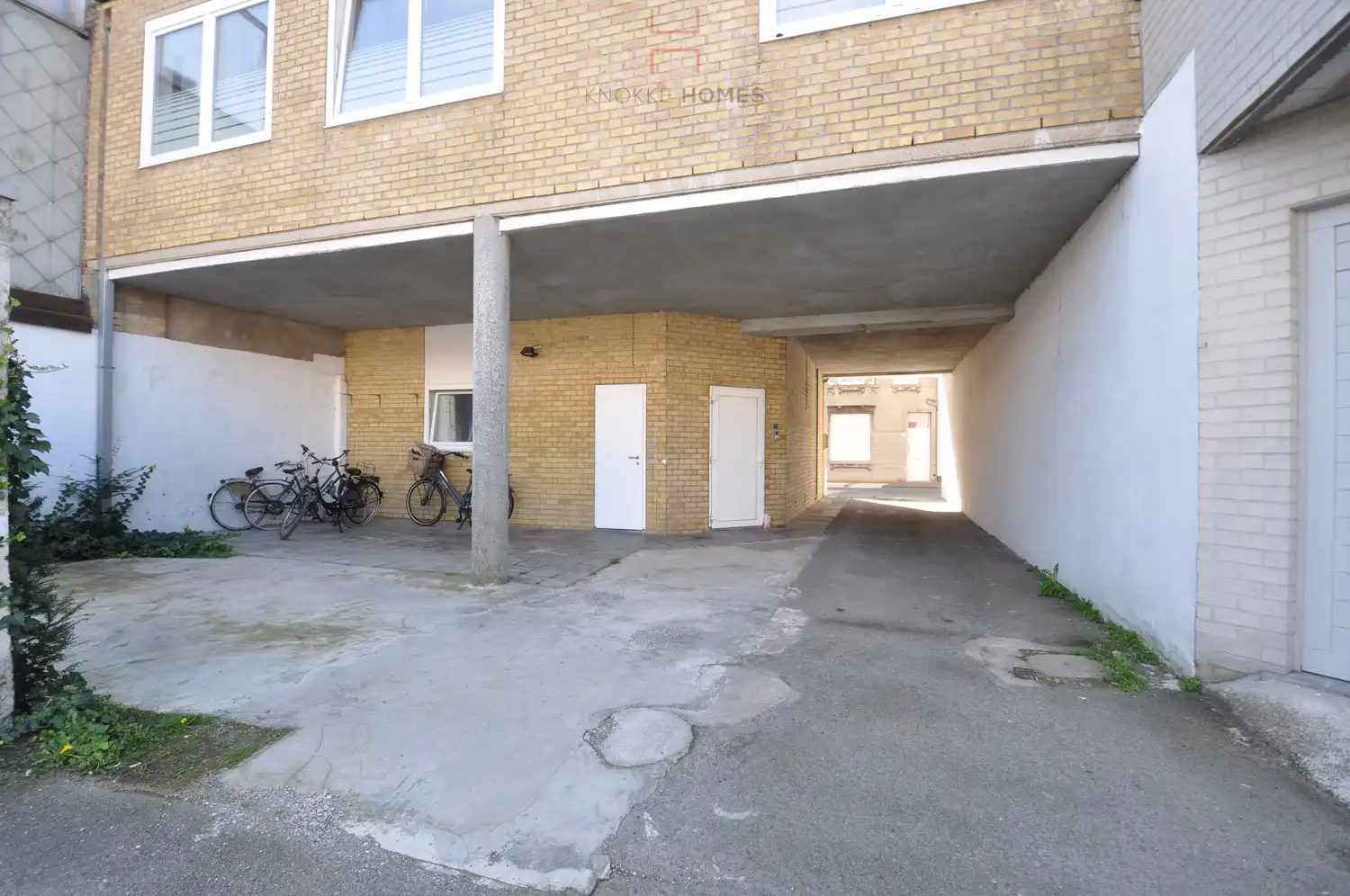 Overdekte parkeerplaats te huur in het centrum van Heist foto 2