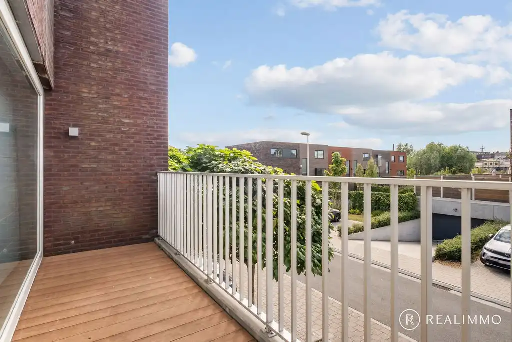 Recente halfopen bebouwing (2017) met tuin, terras en uitweg in rustige wijk foto 10