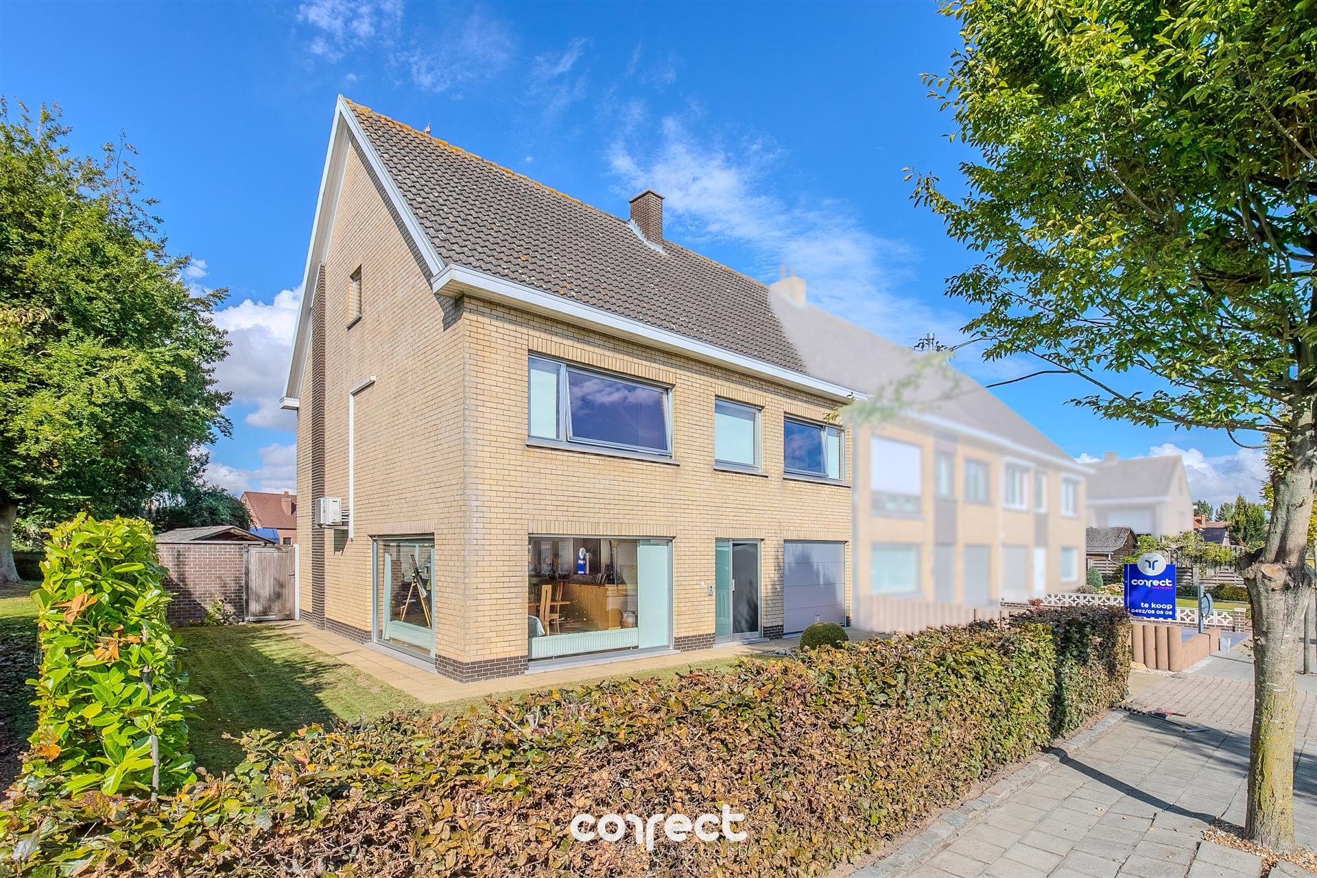 Zeer net onderhouden gezinswoning met 4 ruime slaapkamers, gelegen in een rustige, doodlopende straat. foto {{pictureIndex}}