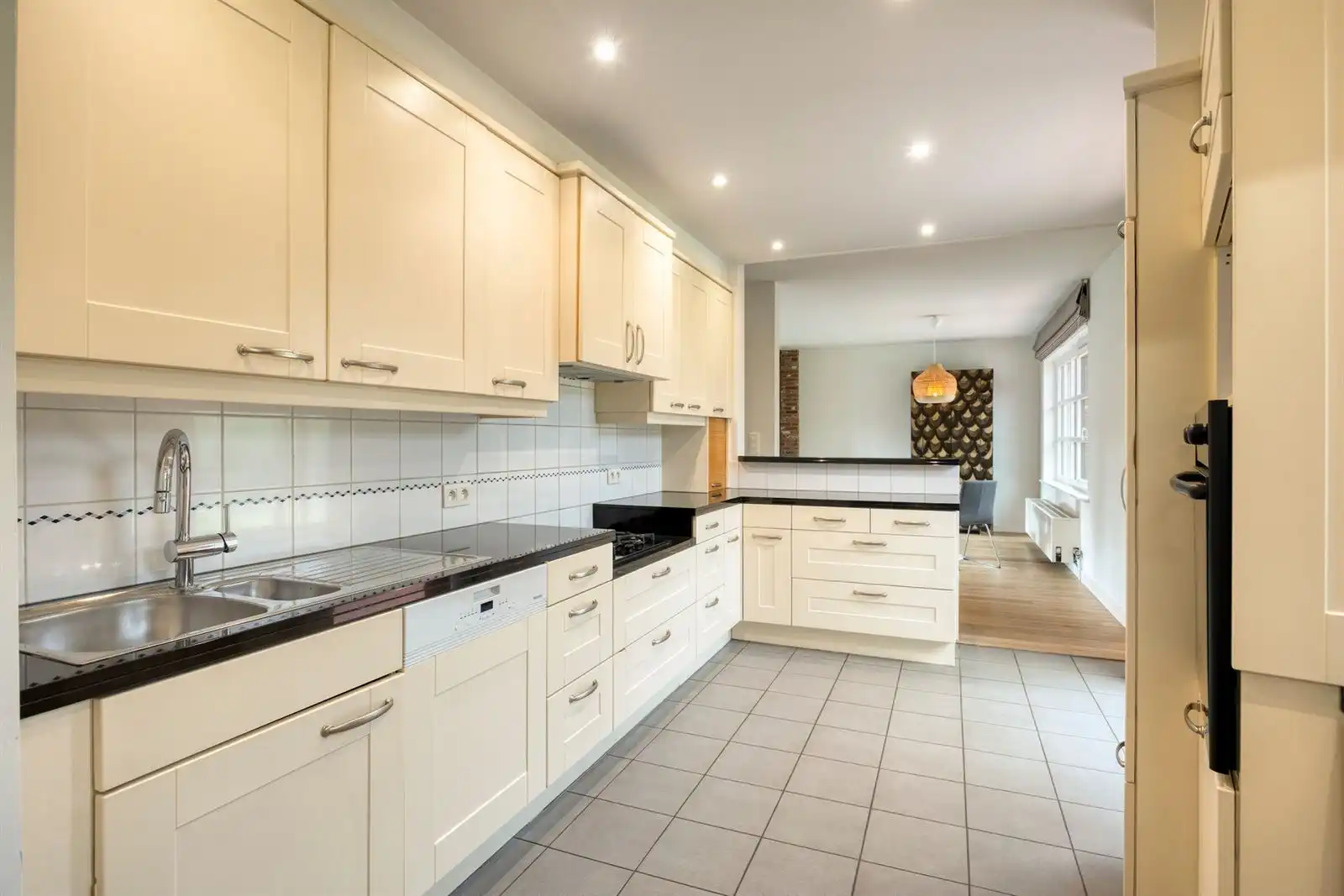 Prachtige open bebouwing met 3 slaapkamers, bureau en ruime tuin op toplocatie te Lint foto 11