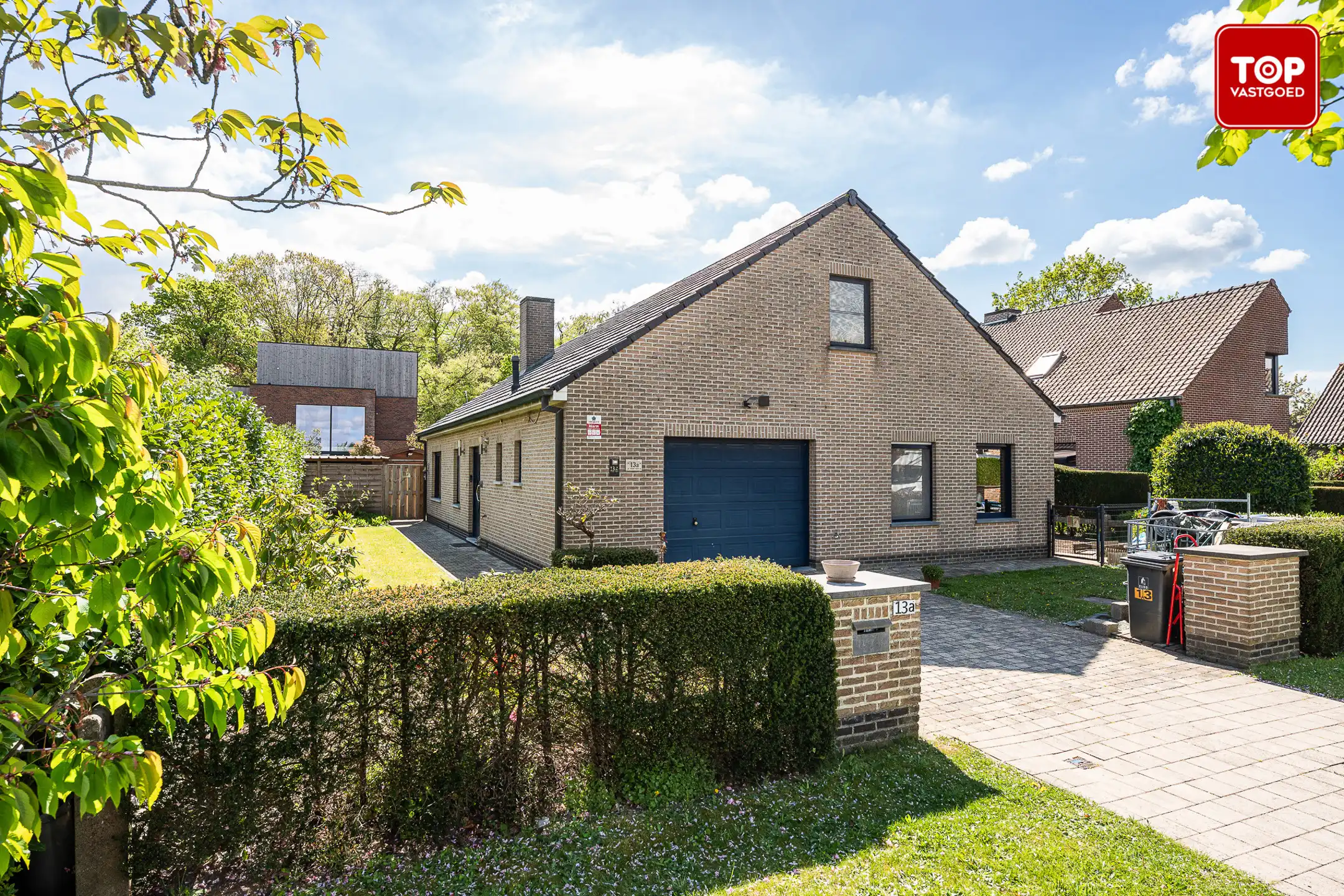 Instapklare open bebouwing in een rustige straat zonder doorgaand verkeer.  foto {{pictureIndex}}