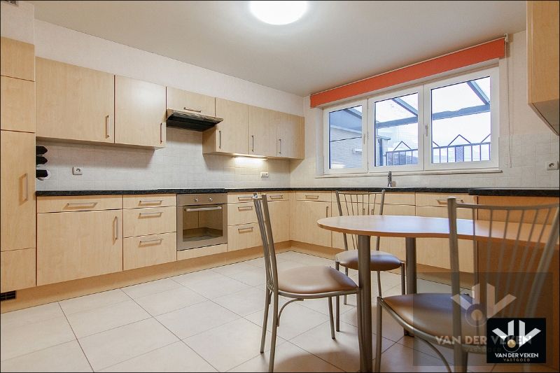 Zeer ruim, lichtrijk en instapklaar gelijkvloers appartement met tuin en gedeeltelijk overdekt terras in het centrum van Kortessem foto 2