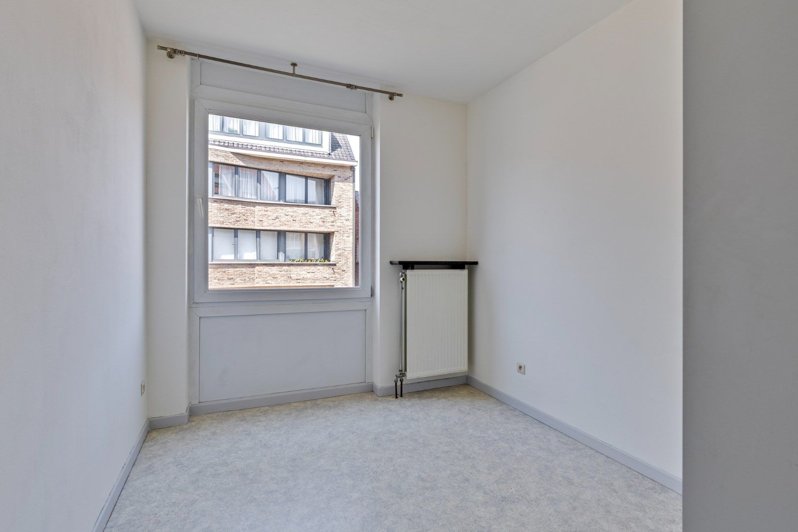 Ruim appartement met 2 slpks en garagebox in het centrum van Geel ! foto 9