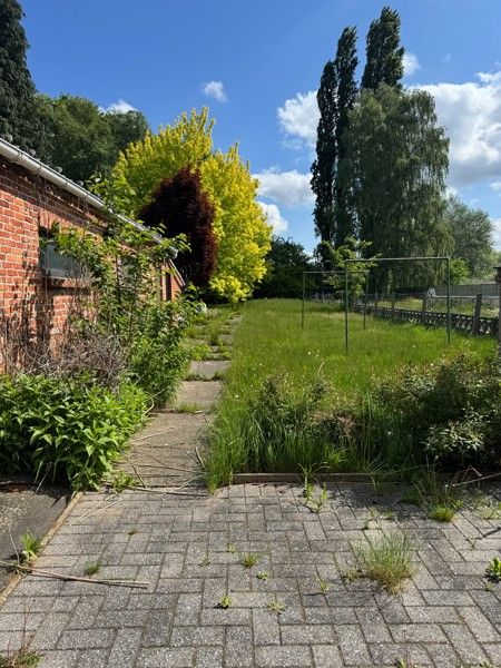Halfopen gezinswoning met 3 slaapkamers en een grote tuin. foto 9