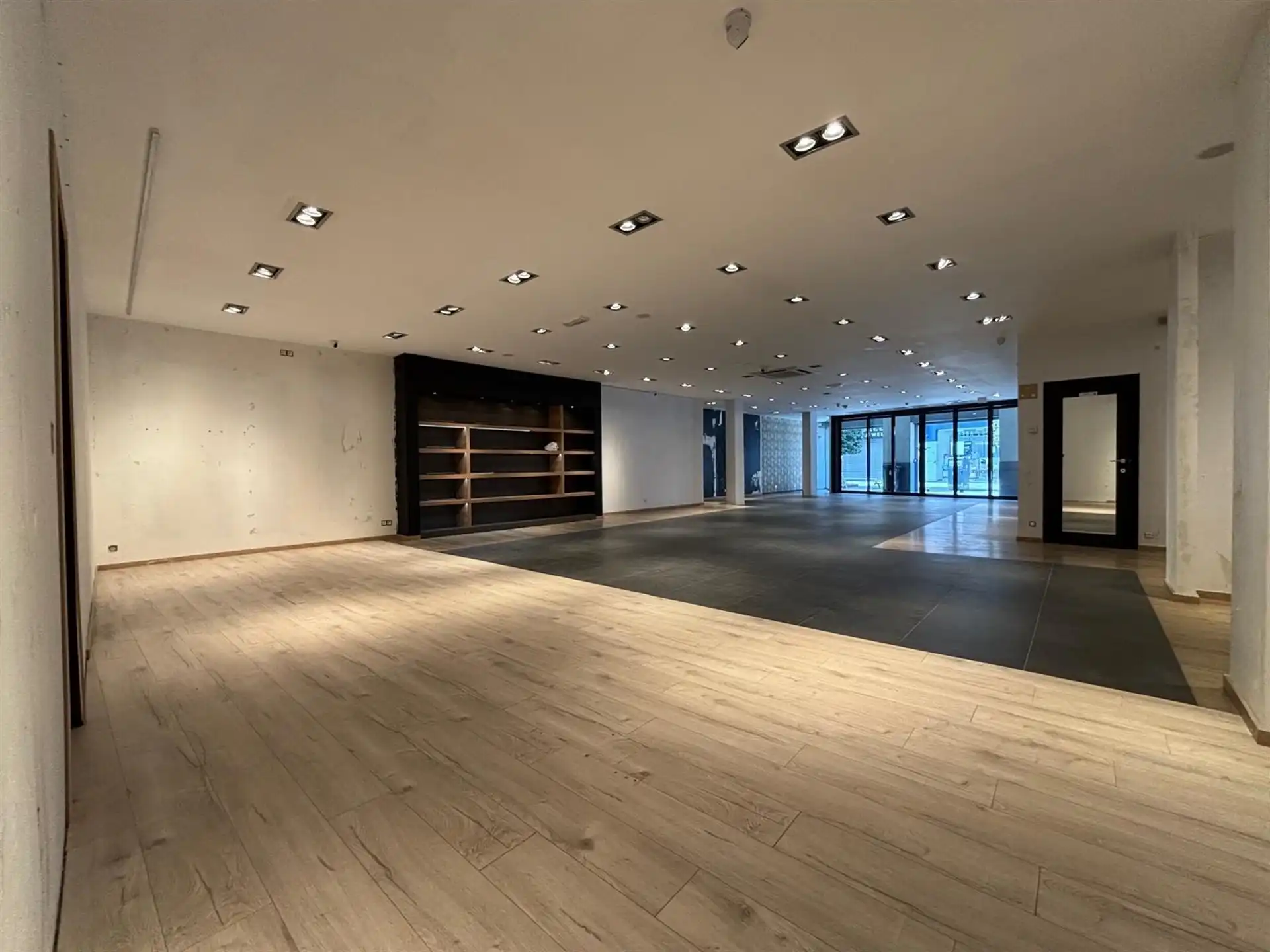 Uitstekend gelegen handelspand 150m², met 137m² opslagruimte en keuken foto 2