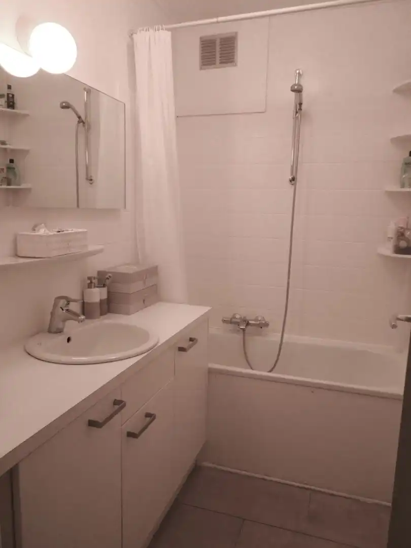 Ongemeubeld lichtrijk appartement met twee slaapkamers foto 11