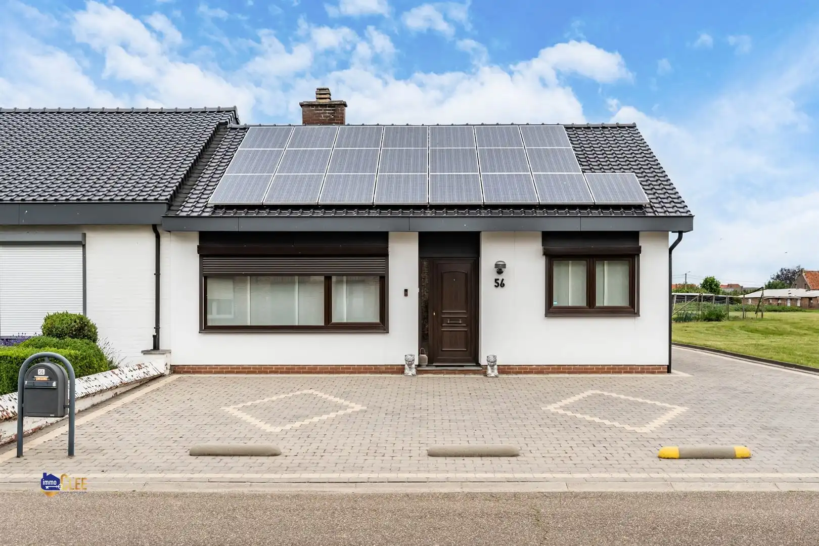 Gelijkvloerse bungalow met veranda, garage en ruime tuin foto {{pictureIndex}}