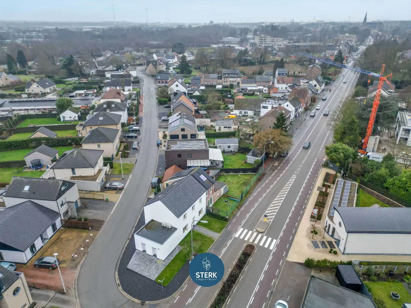 MODERN GERENOVEERDE GEZINSWONING MET 5 SLPKS + 2 BADKAMERS TE LANAKEN !  foto 4