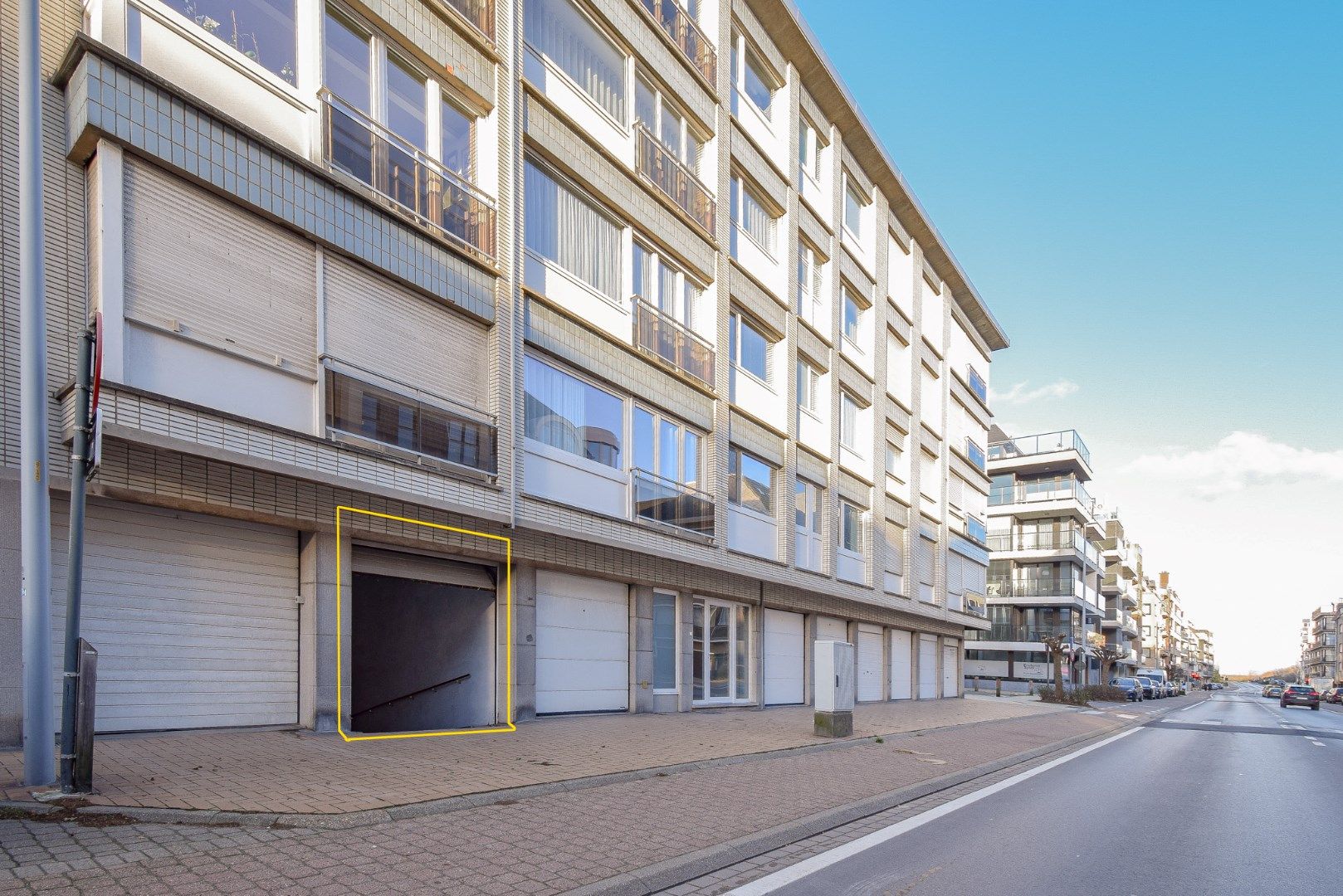 Afgesloten ondergrondse garagebox in het centrum van Middelkerke foto {{pictureIndex}}