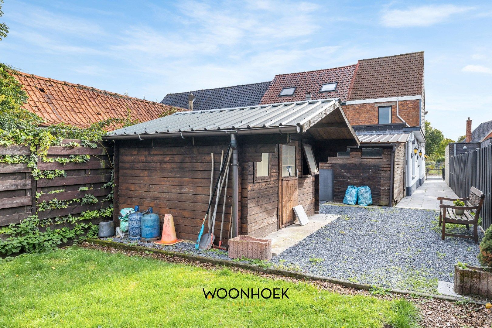 Halfopen bebouwing met 3 slaapkamers & zij-ingang.  foto 4