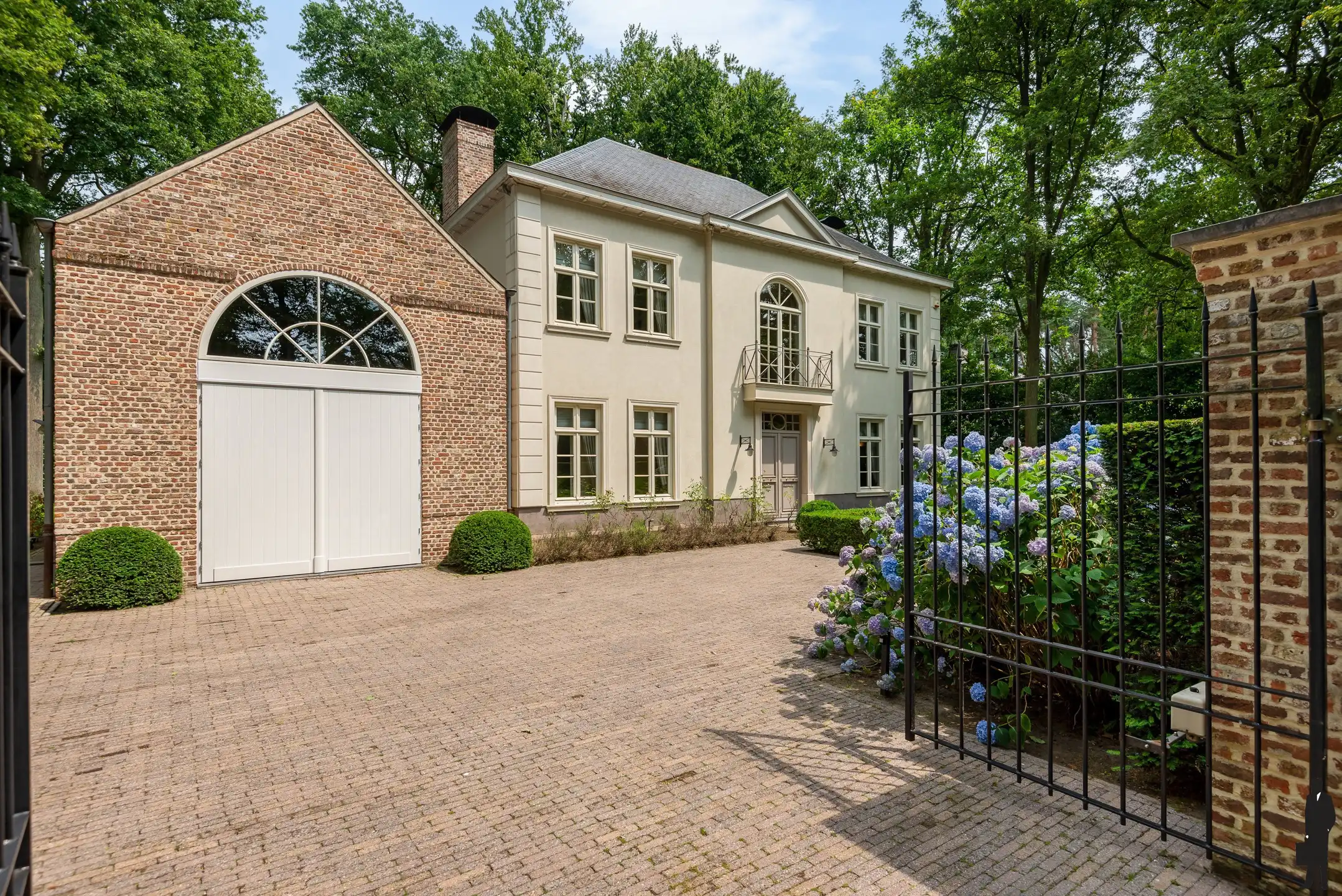 Ruime "manoir villa" gelegen in het gegeerde Hertebos te 's Gravenwezel. foto 5