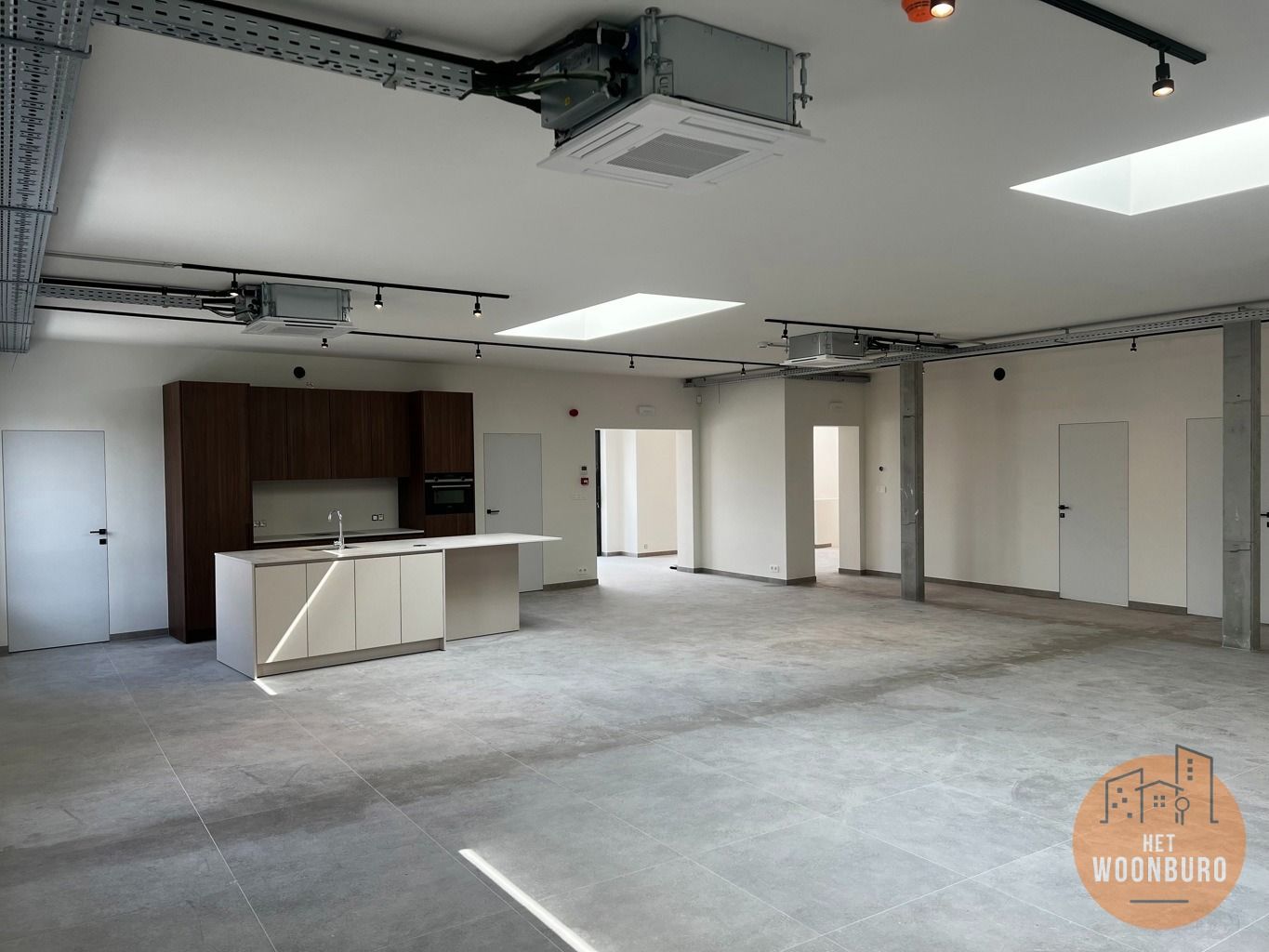 Kantoor met polyvalente ruimte, 4 burelen, vergaderzaal foto 9