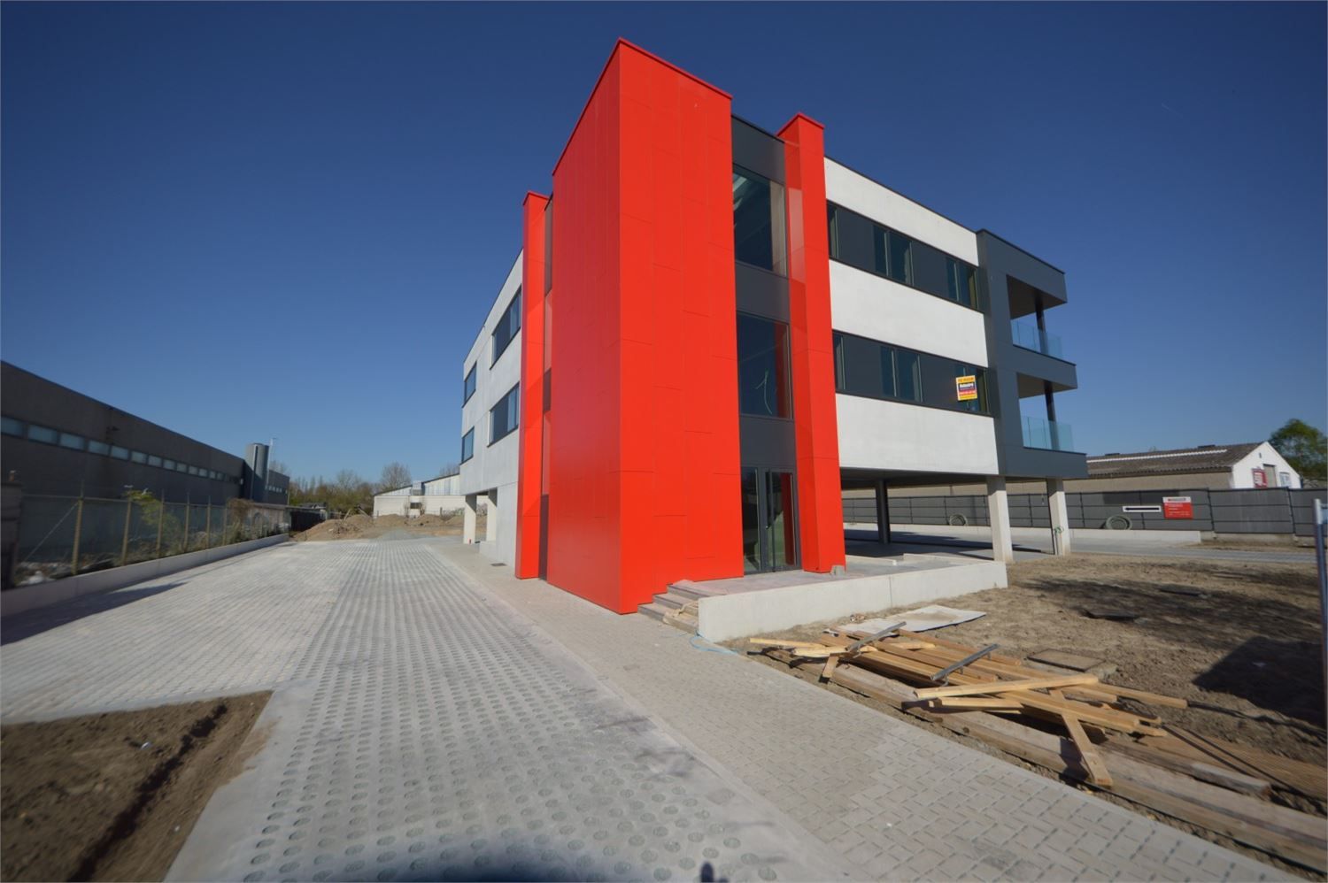 NIEUWBOUWKANTOREN MET PARKING NABIJ E40 foto 3