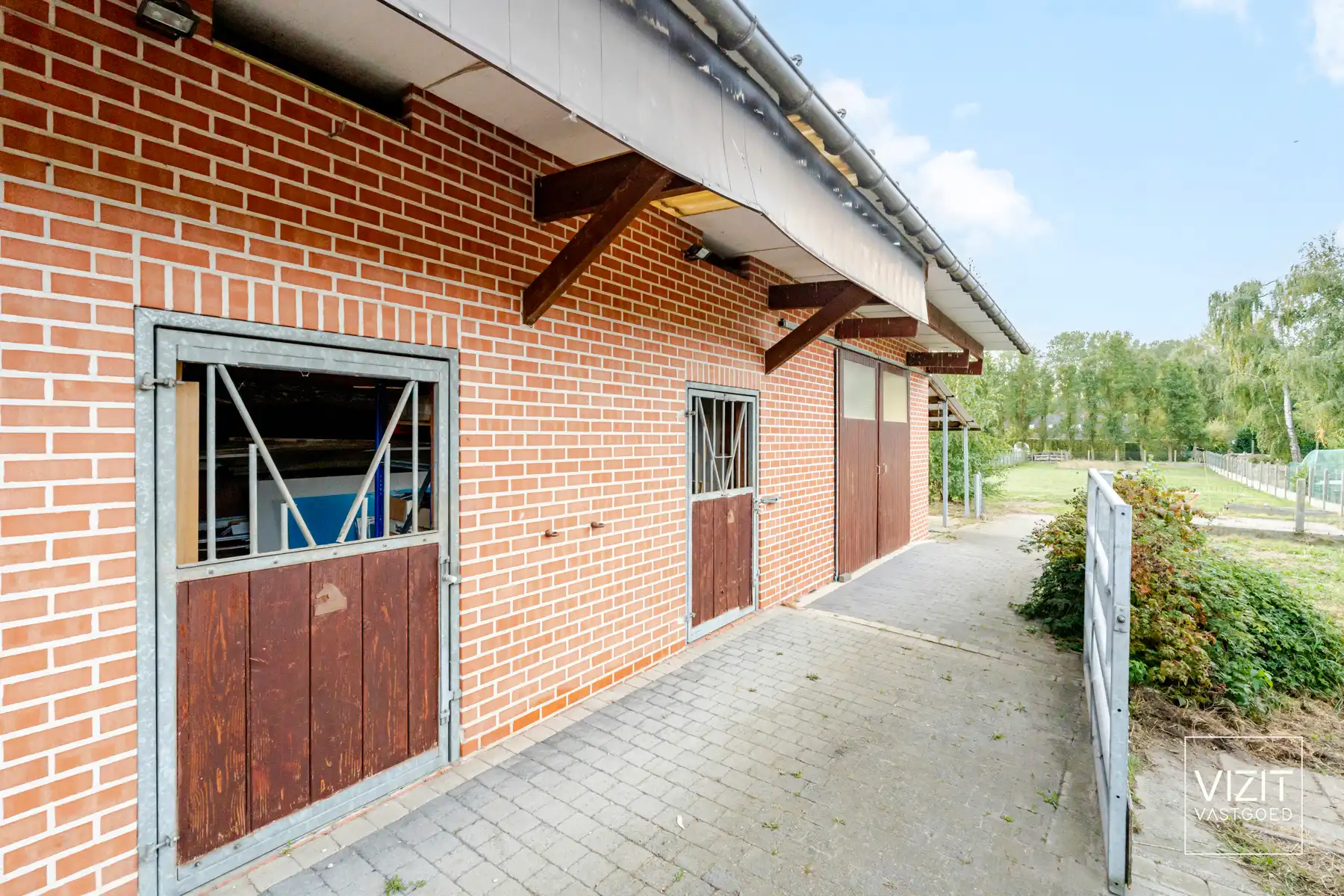 Halfopen woning met 4 slaapkamers en stallingen!  foto 4