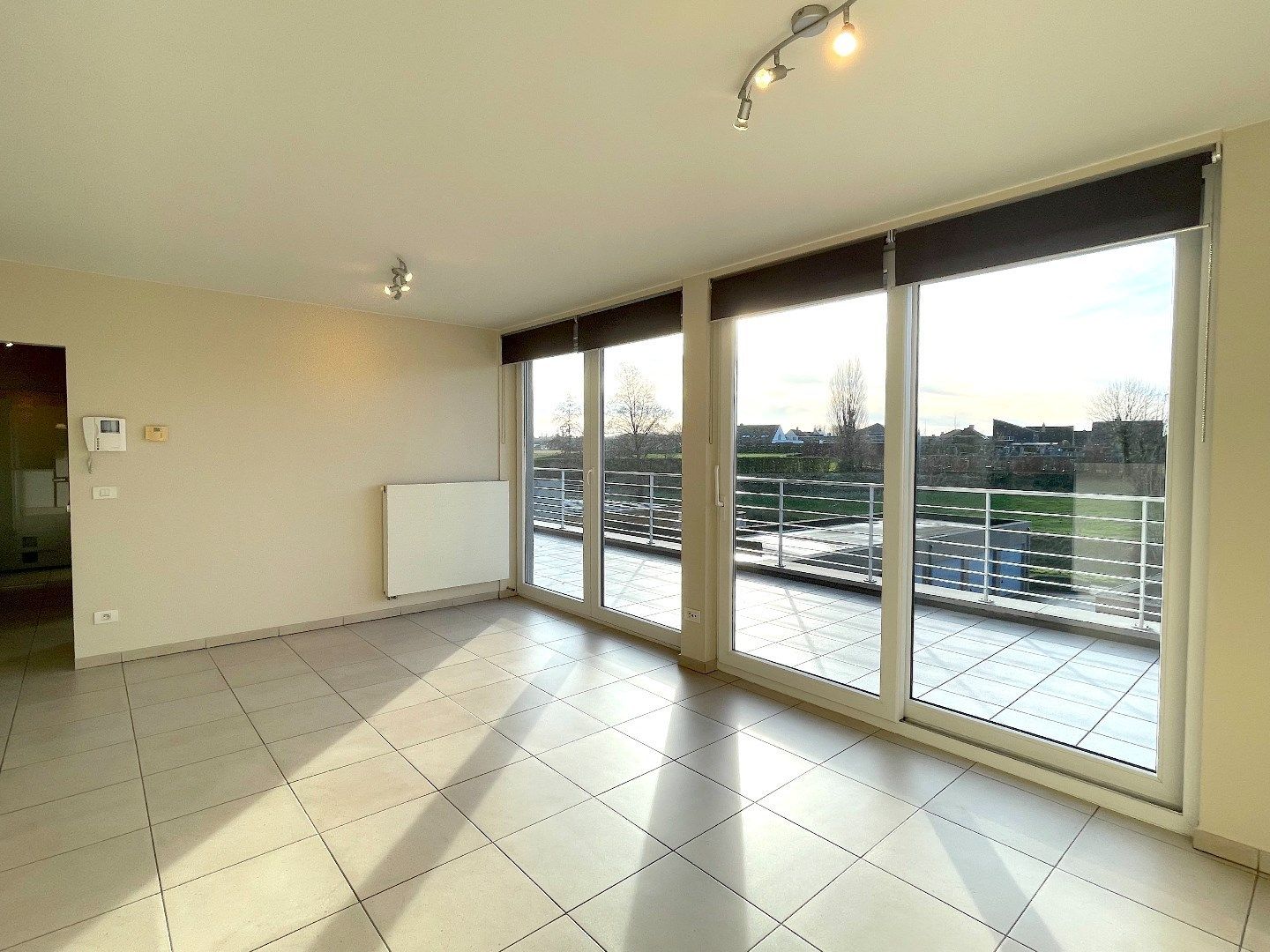 Uiterst lichtrijk appartement met heel groot terras en garage! foto 2