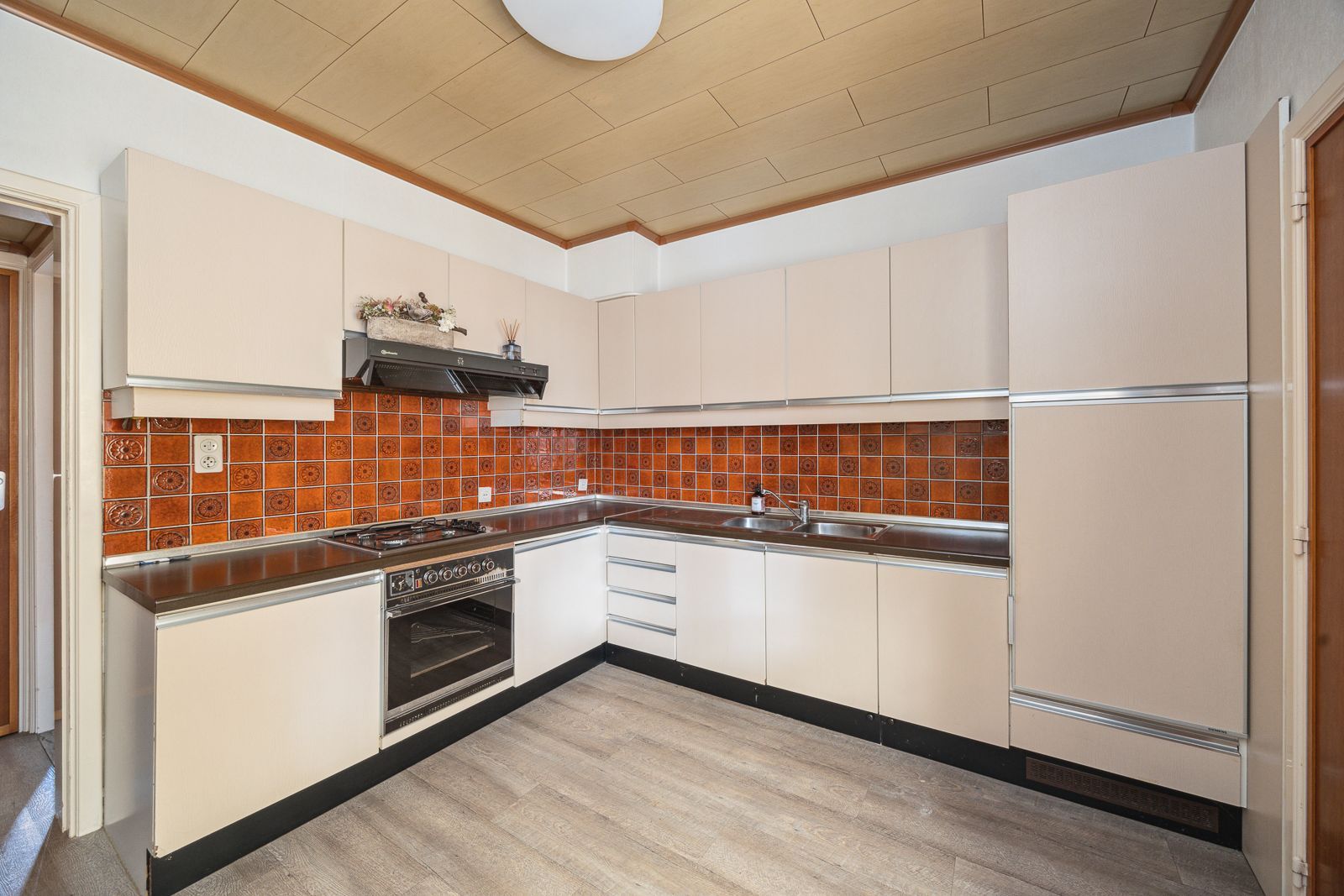 Ruime woning met renovatiepotentieel, garage en zuid tuin in Putte-Kapellen. foto 2