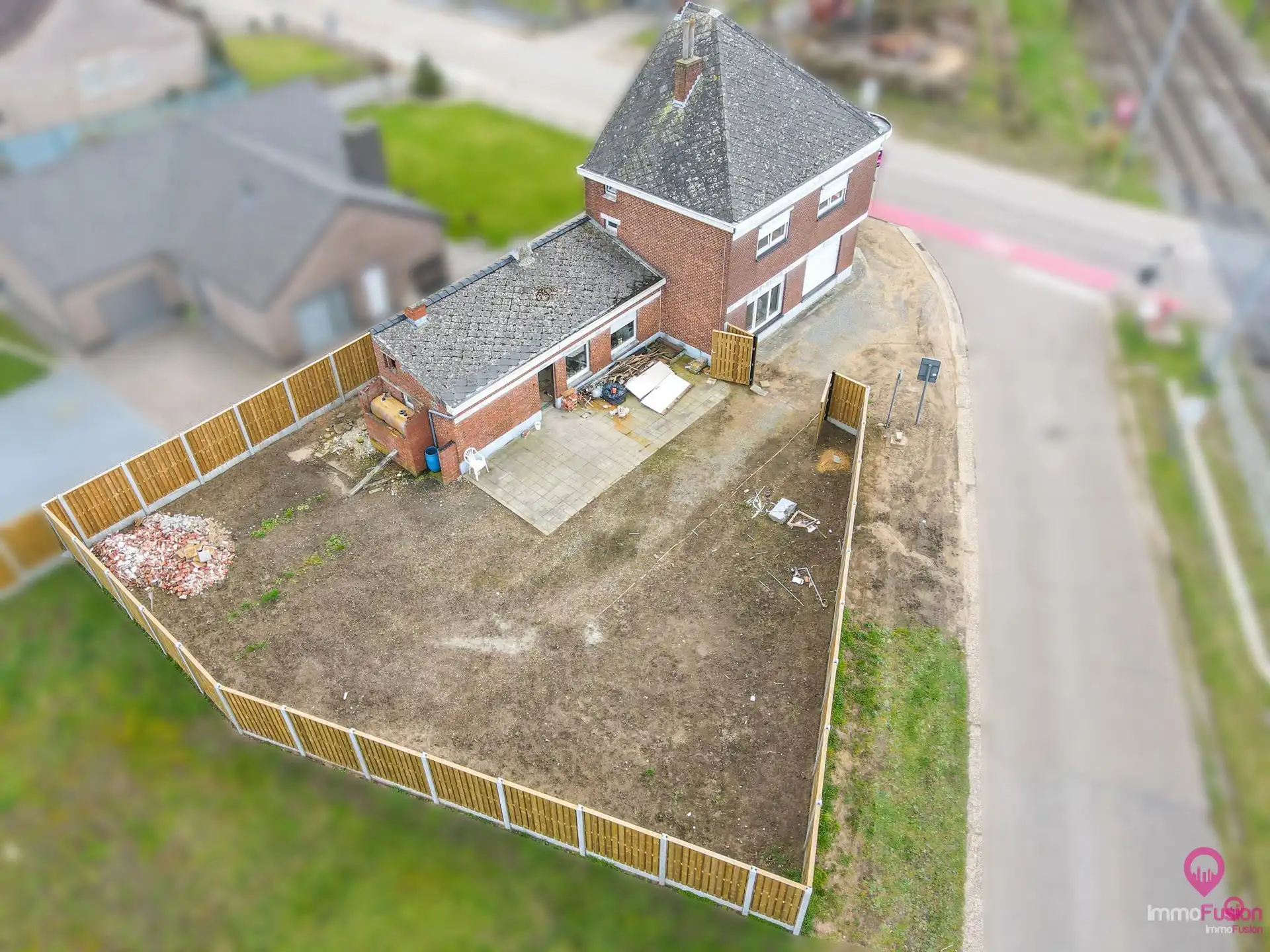 Hoofdfoto van de publicatie: Uniek renovatieproject op centrale ligging met grote tuin!