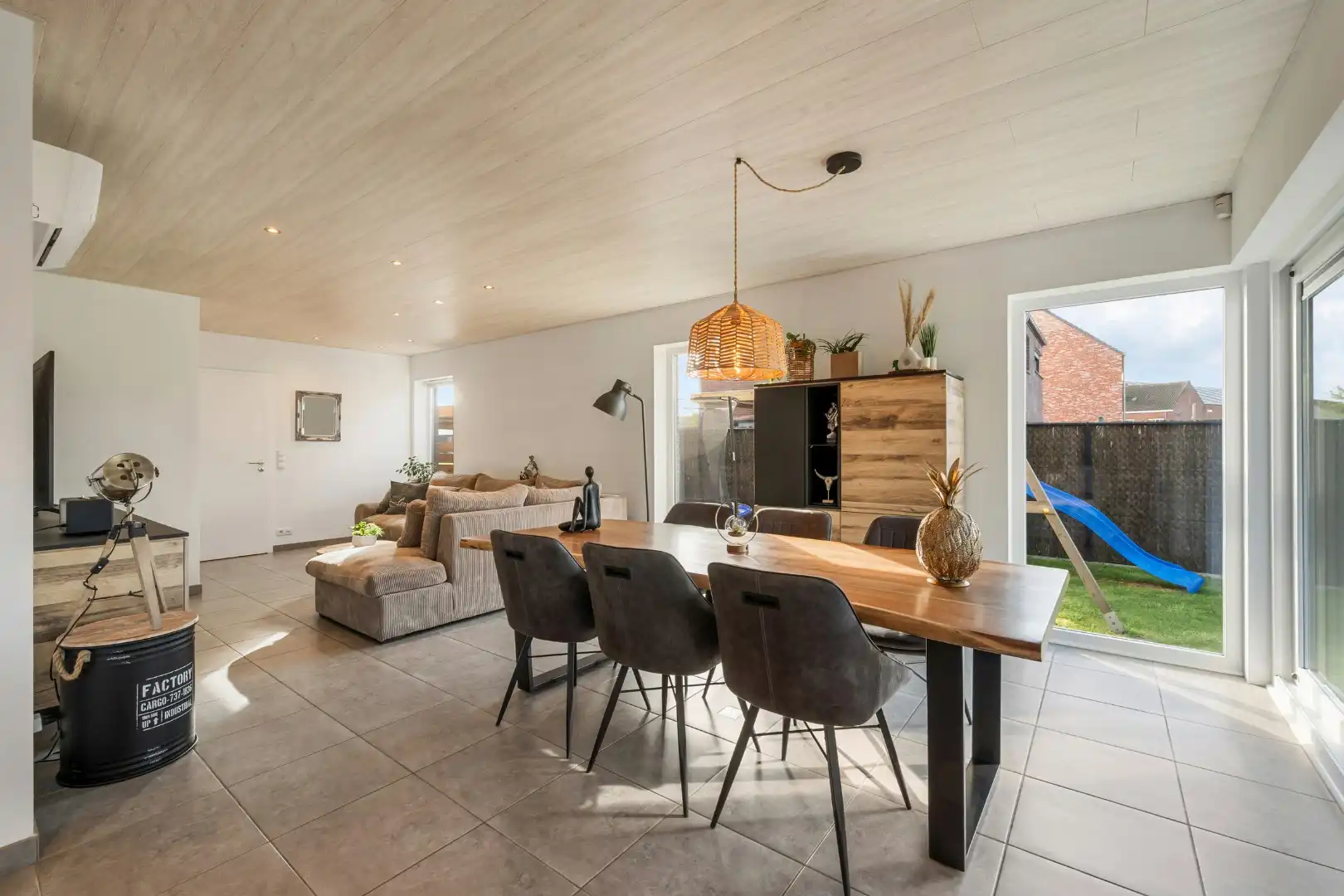 Instapklare, open woning met 4 slaapkamers en dressing, 2 garages en zonnige tuin in Menen foto 6