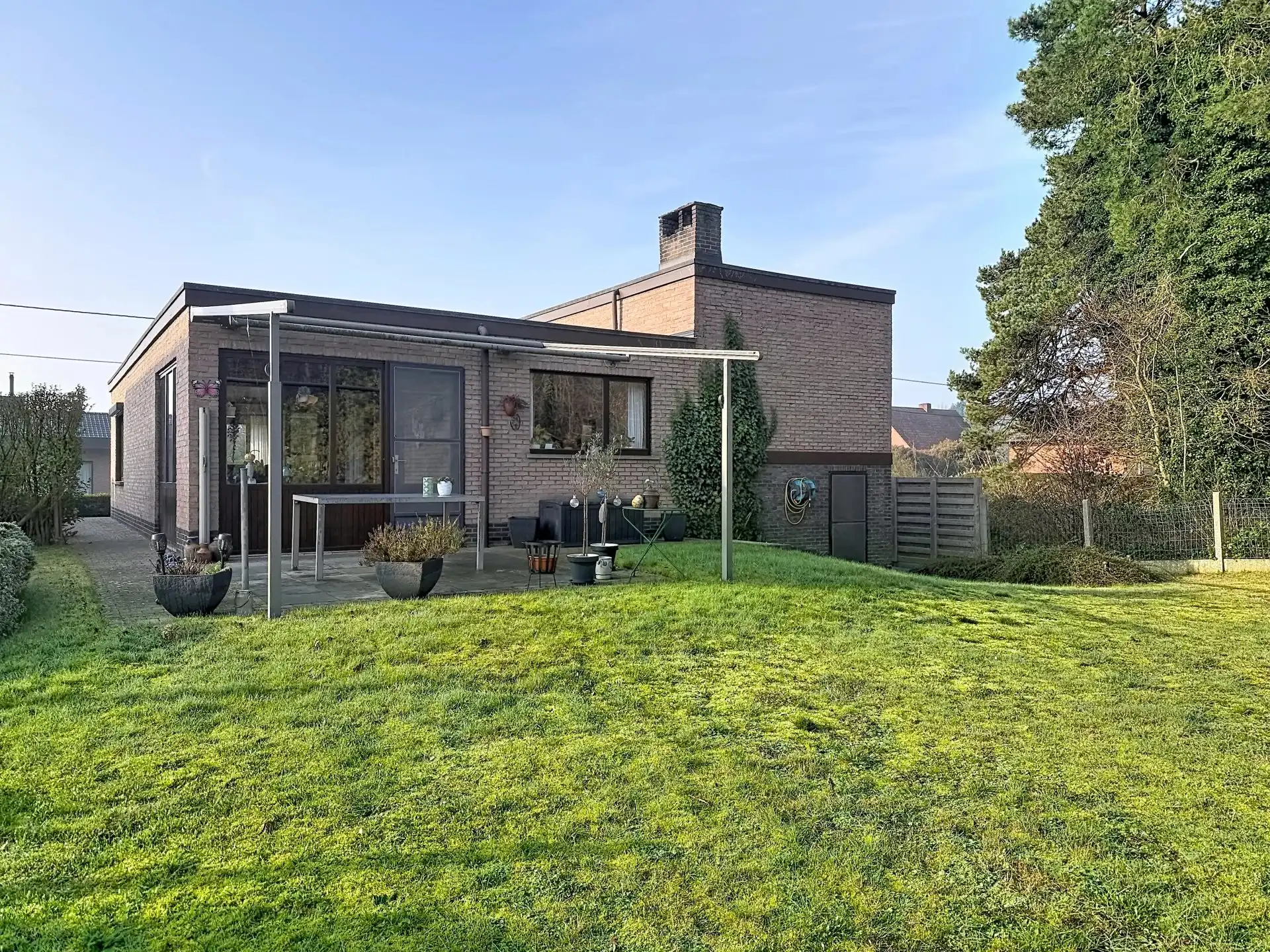 Verzorgde woning met 3 slaapkamers op mooi perceel. foto 3