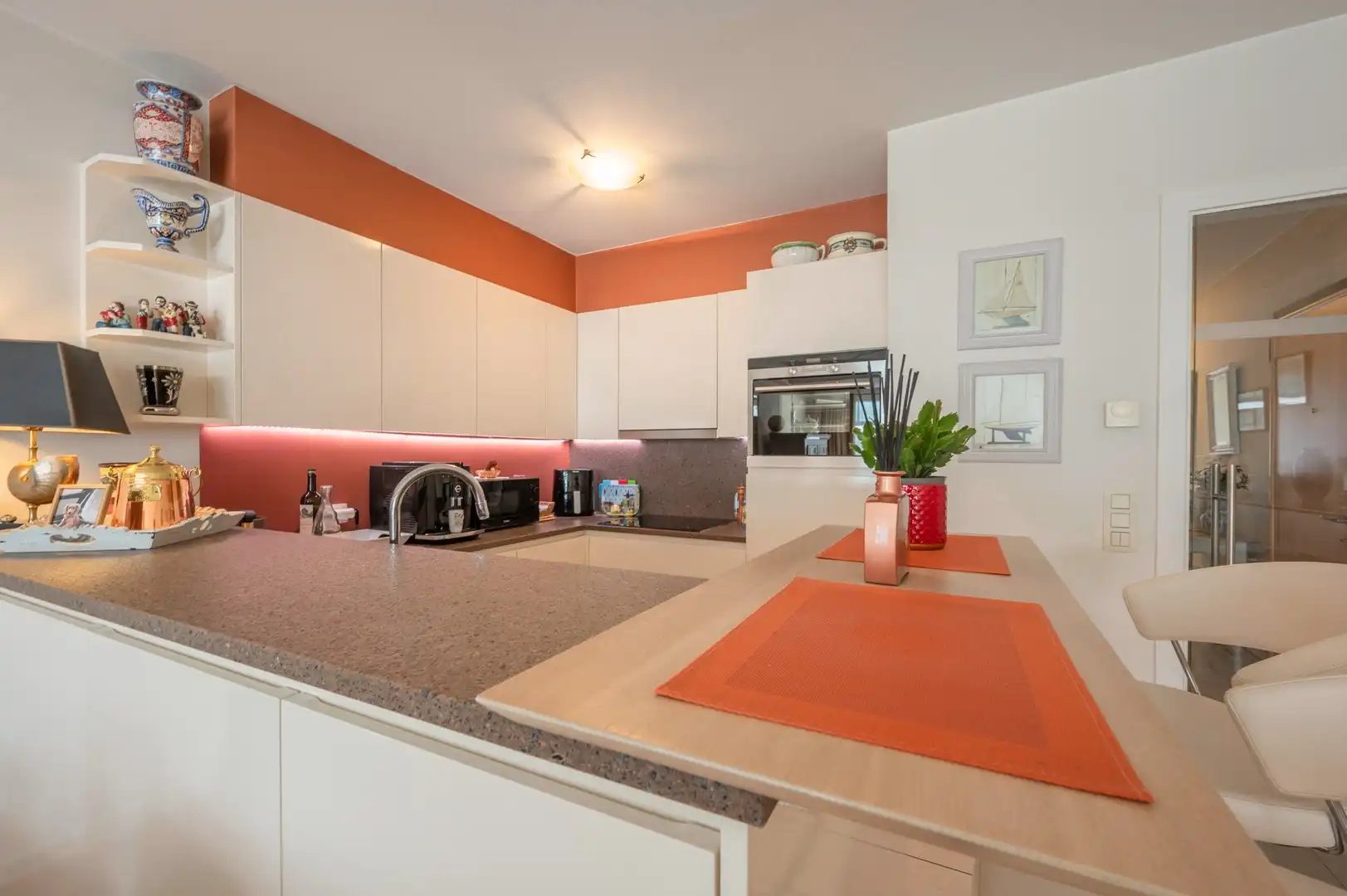 Appartement met zuidwest gericht terras op toplocatie nabij het centrum. foto 8