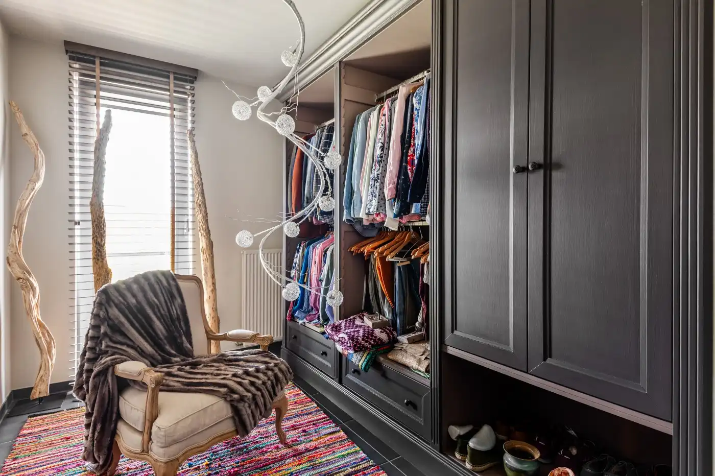 Mooi, centraal gelegen app. op 2e verd. met 3 slpk., balkon en autostaanplaats foto 8