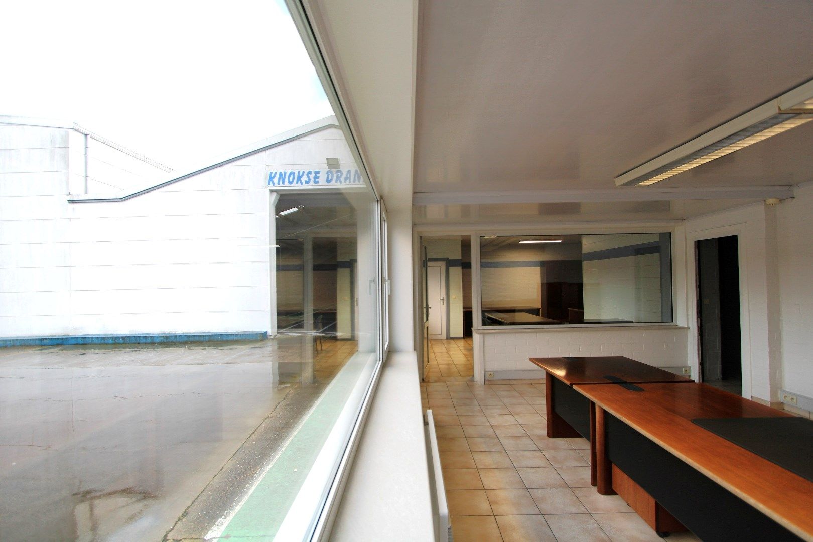 Magazijn (760m²) met koer (1040m²) en bureelruimte (85m²) te huur centrum Knokke Nieuwstraat foto 9