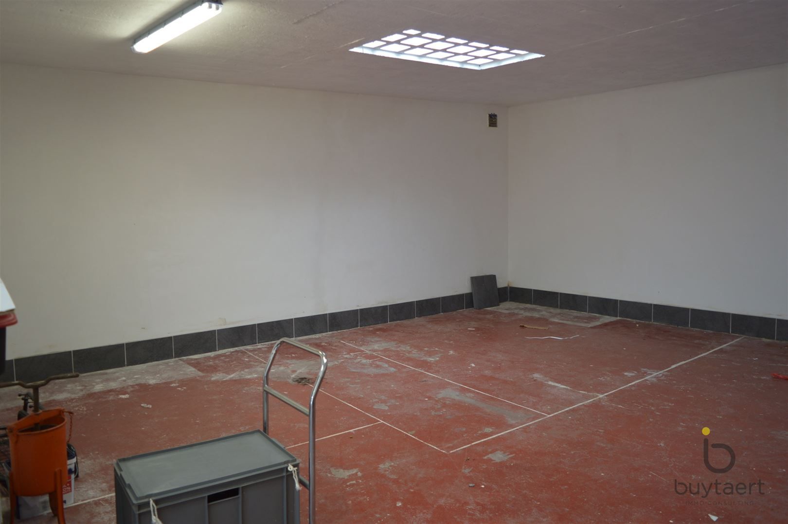 Zeer ruim magazijn of garage voor meedere autos te Merksem! foto 4