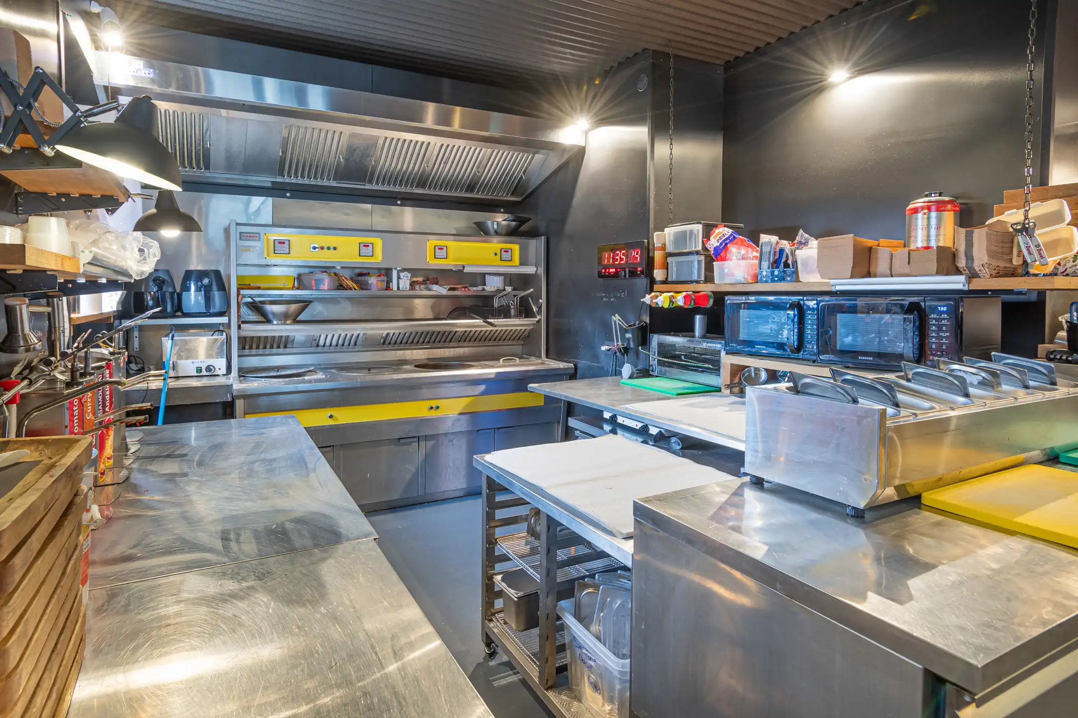 Handelspand van 285 m² met parking op toplocatie foto 5
