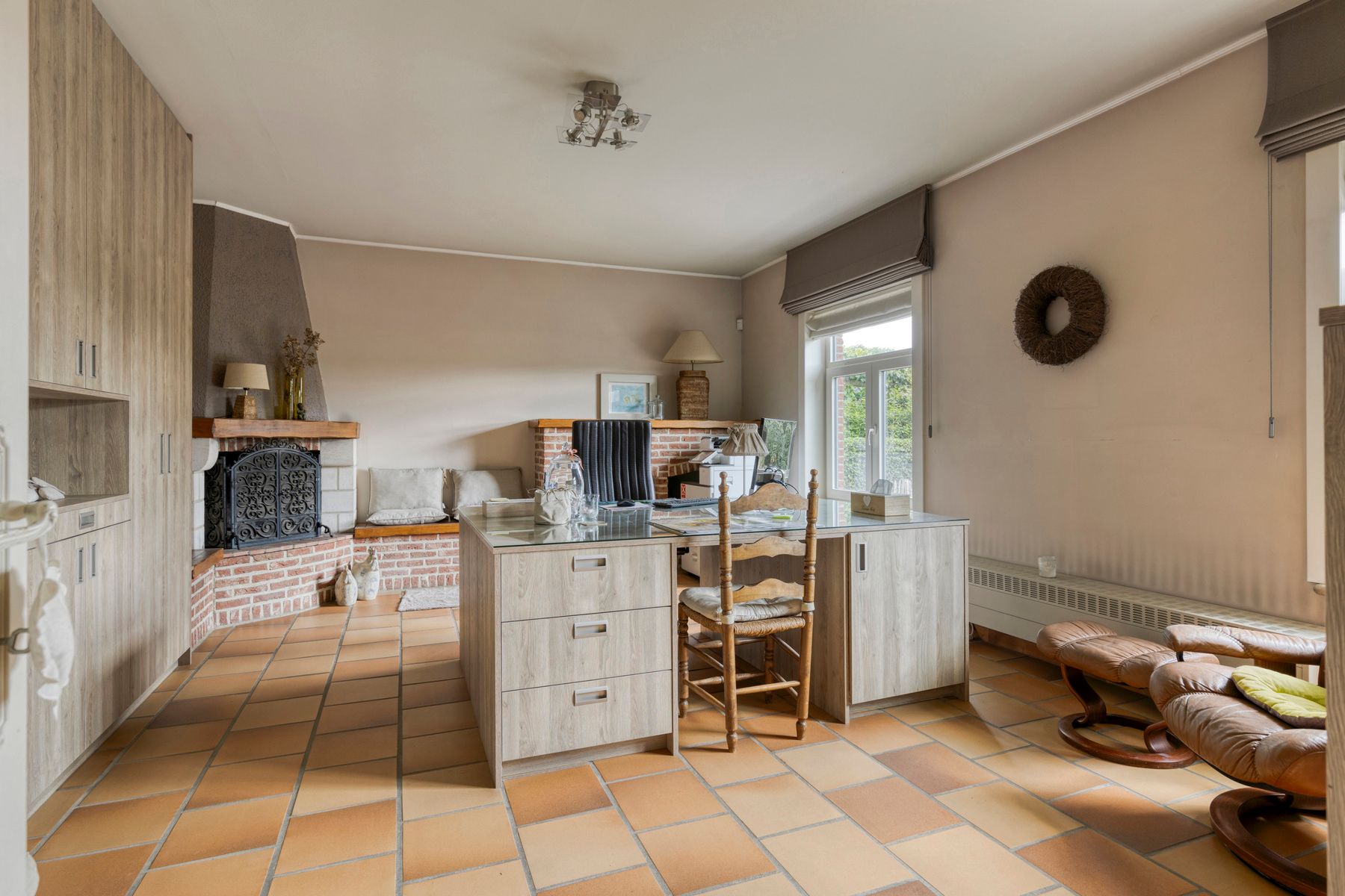 Woning met loods en vrachtwagenparking op toplocatie foto 12