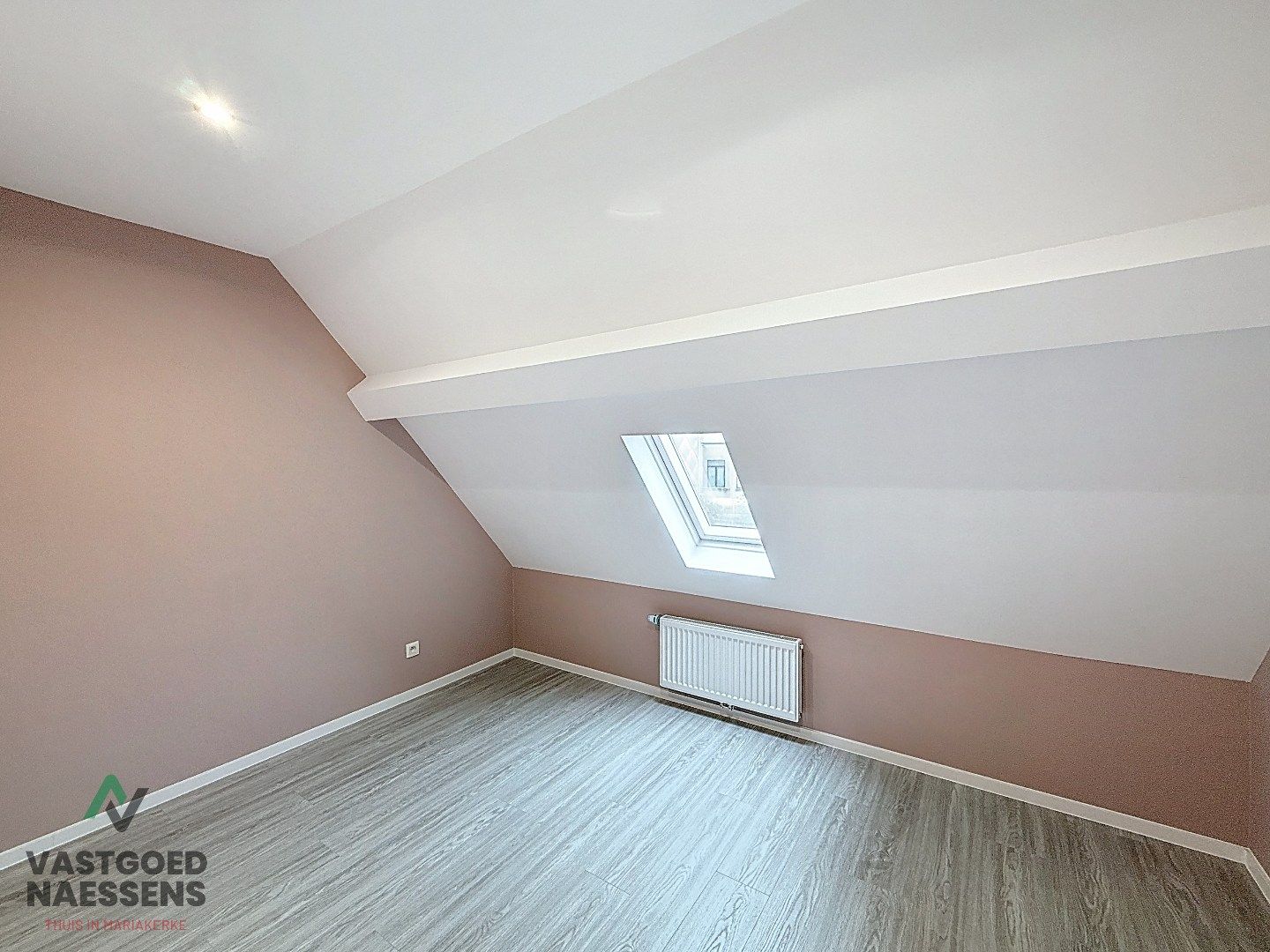 VOLLEDIG GERENOVEERDE WONING MET TUIN / 5 SLPK  foto 21