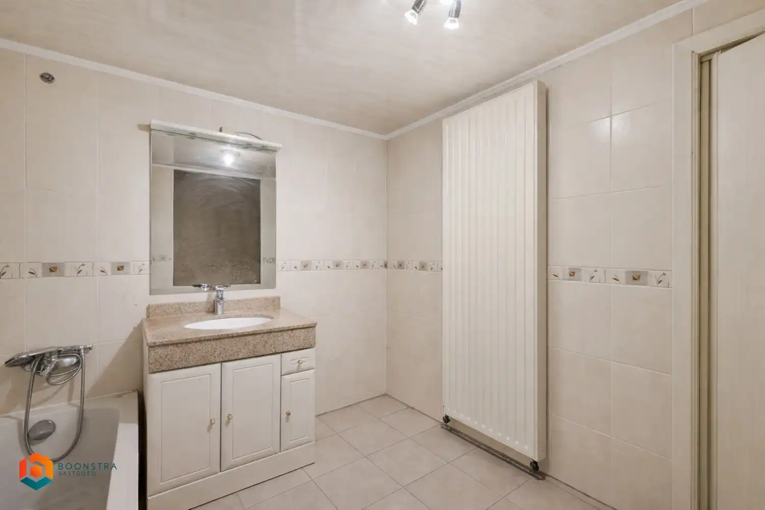 Te renoveren woning met 3 slaapkamers, tuin en garage foto 7