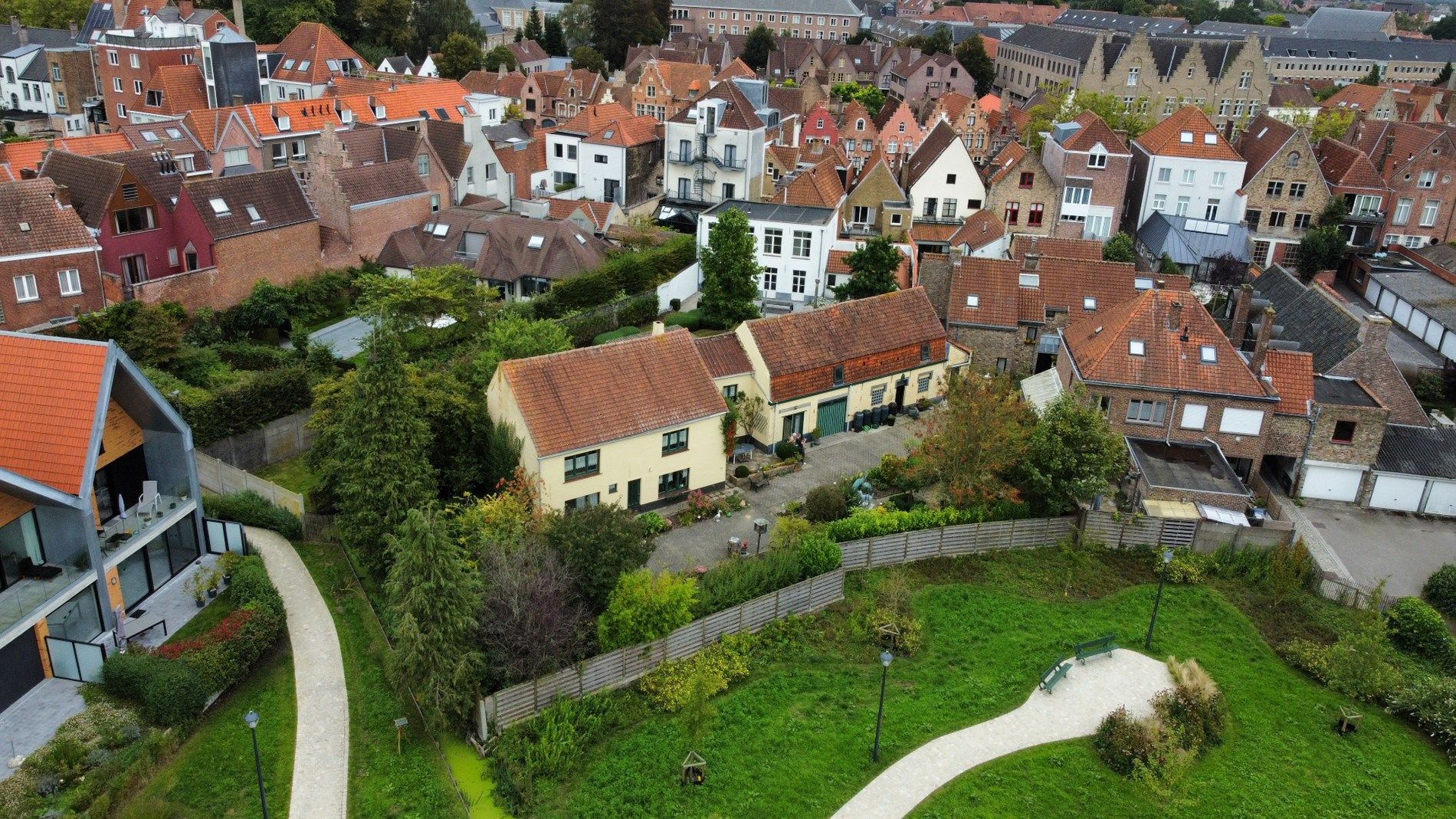 Uniek! Te vernieuwen half open tot open woning met leuke tuin in super hartje Brugge! foto 1