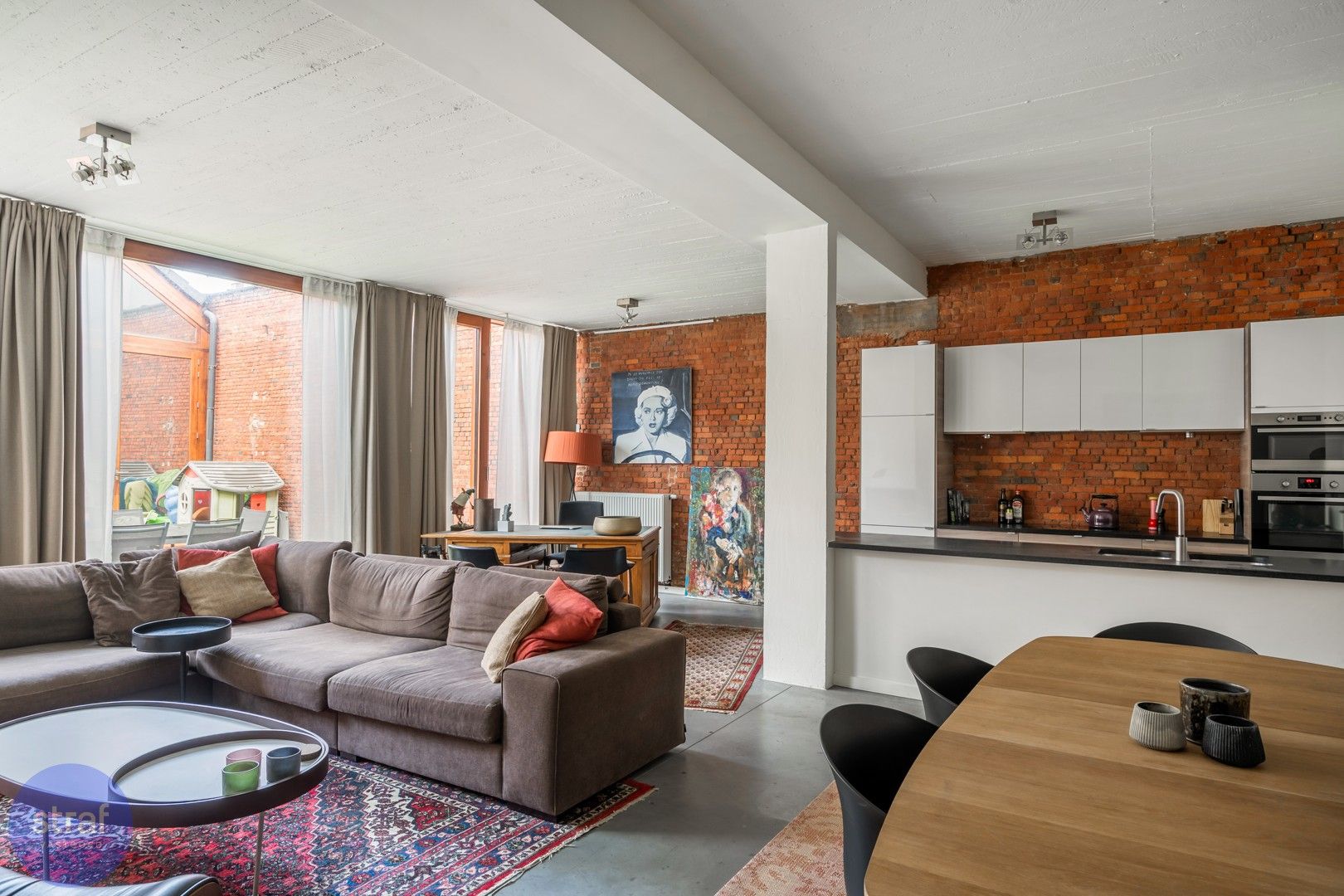 Modern appartement met open leefruimte en gezellige stadstuin in Berchem foto 2