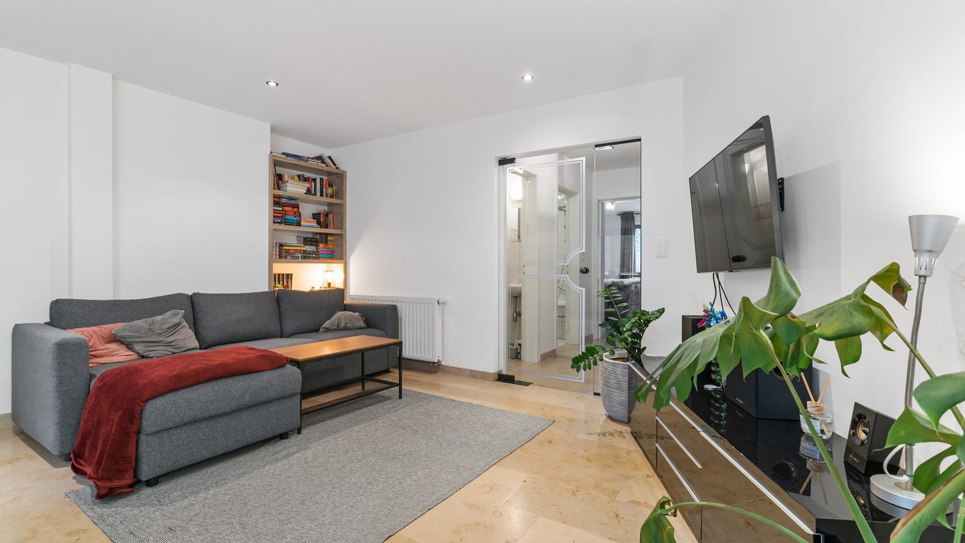 Instapklaar appartement met 2 slpkrs in Diepenbeek centrum foto 2