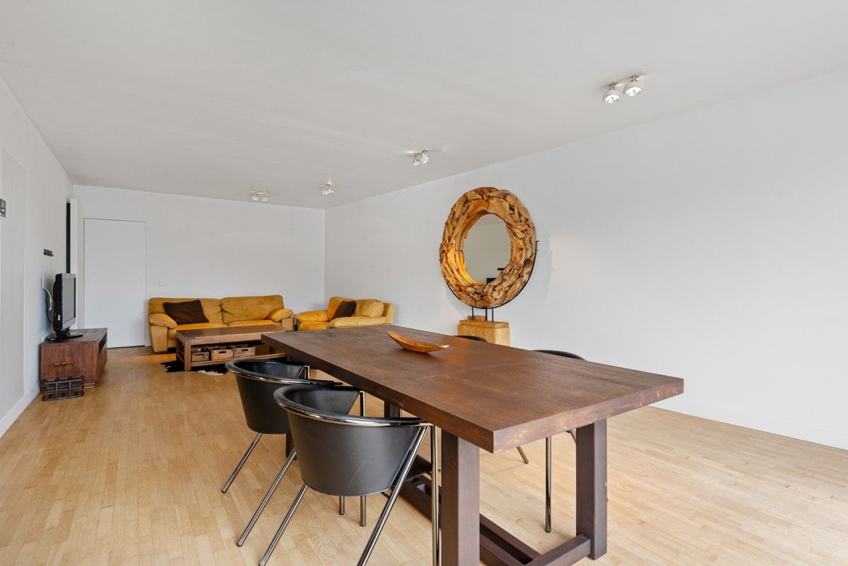 Ruim duplexappartement met mogelijk 4 slaapkamers en 2 badkamers, gezellig terras en ruime garage. foto 8